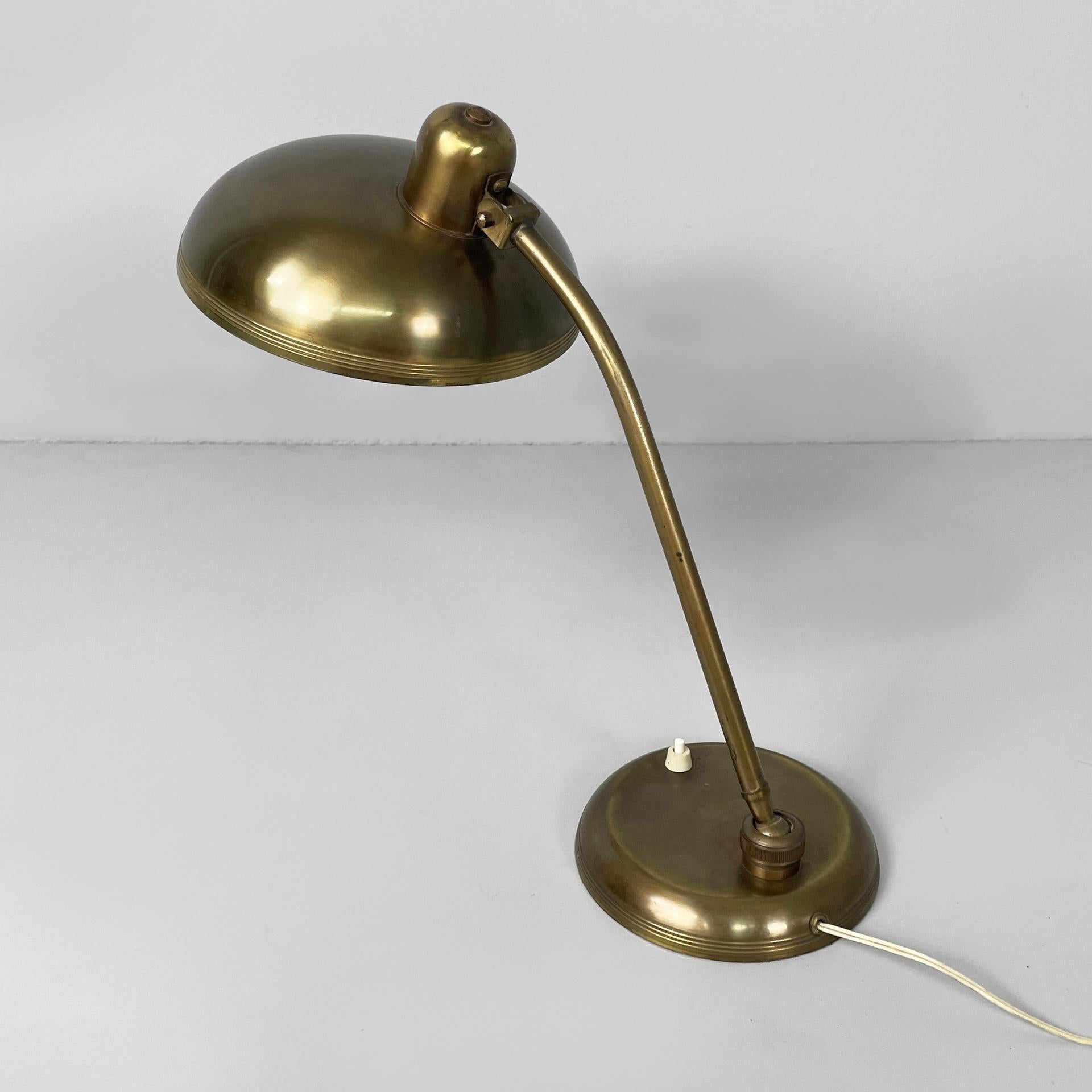 Italienische verstellbare Tischlampe aus Messing aus der Mitte des Jahrhunderts, 1950er Jahre im Zustand „Gut“ im Angebot in MIlano, IT