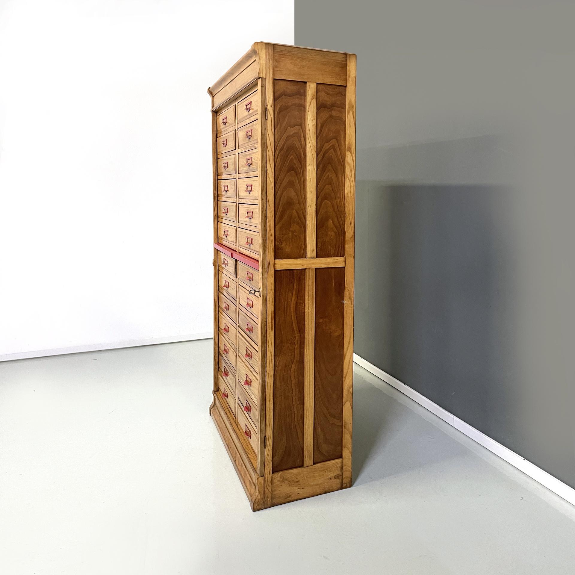 Italian mid-century modern archive cabinet in wood and red metal, 1940s In Good Condition For Sale In MIlano, IT