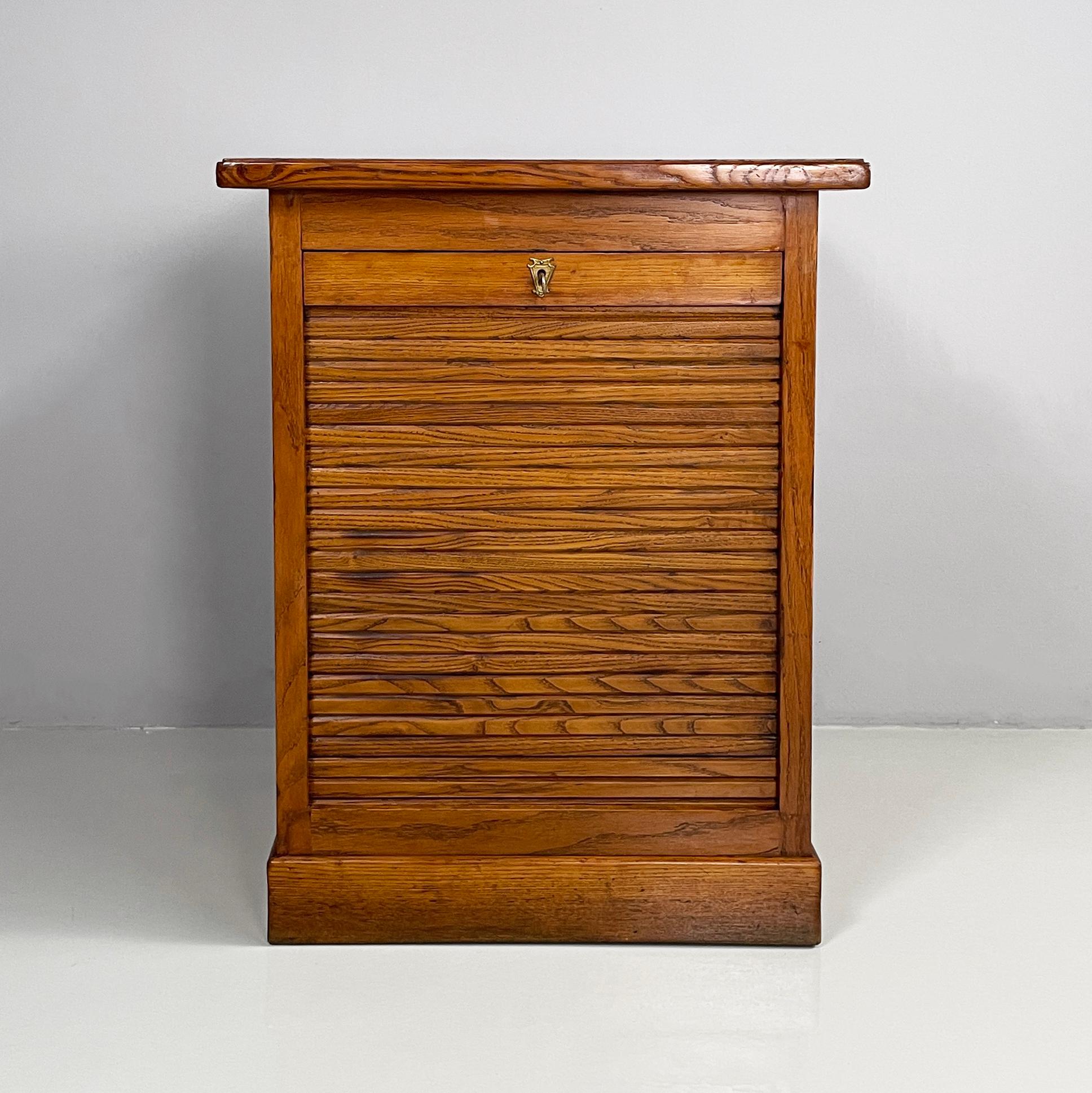Italian mid-century modern archive cabinet with shutter opening in wood, 1940s
Vintage and fantastic office filing cabinet in wood with rectangular base. It has a shutter opening and inside there are two shelves and a drawer. Key present. Decorative