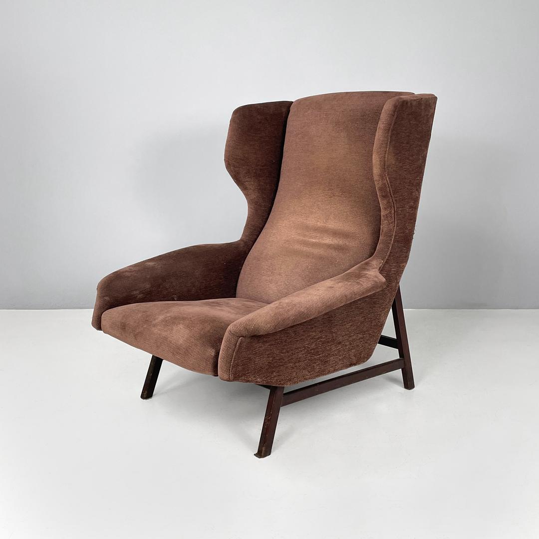 Italienischer moderner Sessel aus der Mitte des Jahrhunderts 877 von Gianfranco Frattini für Cassina, 1959
Sessel mod. 877 aus braunem, samtartigem Stoff. Die Rückenlehne hat oben zwei seitliche Kopfstützen, diese Linie setzt sich bis zu den