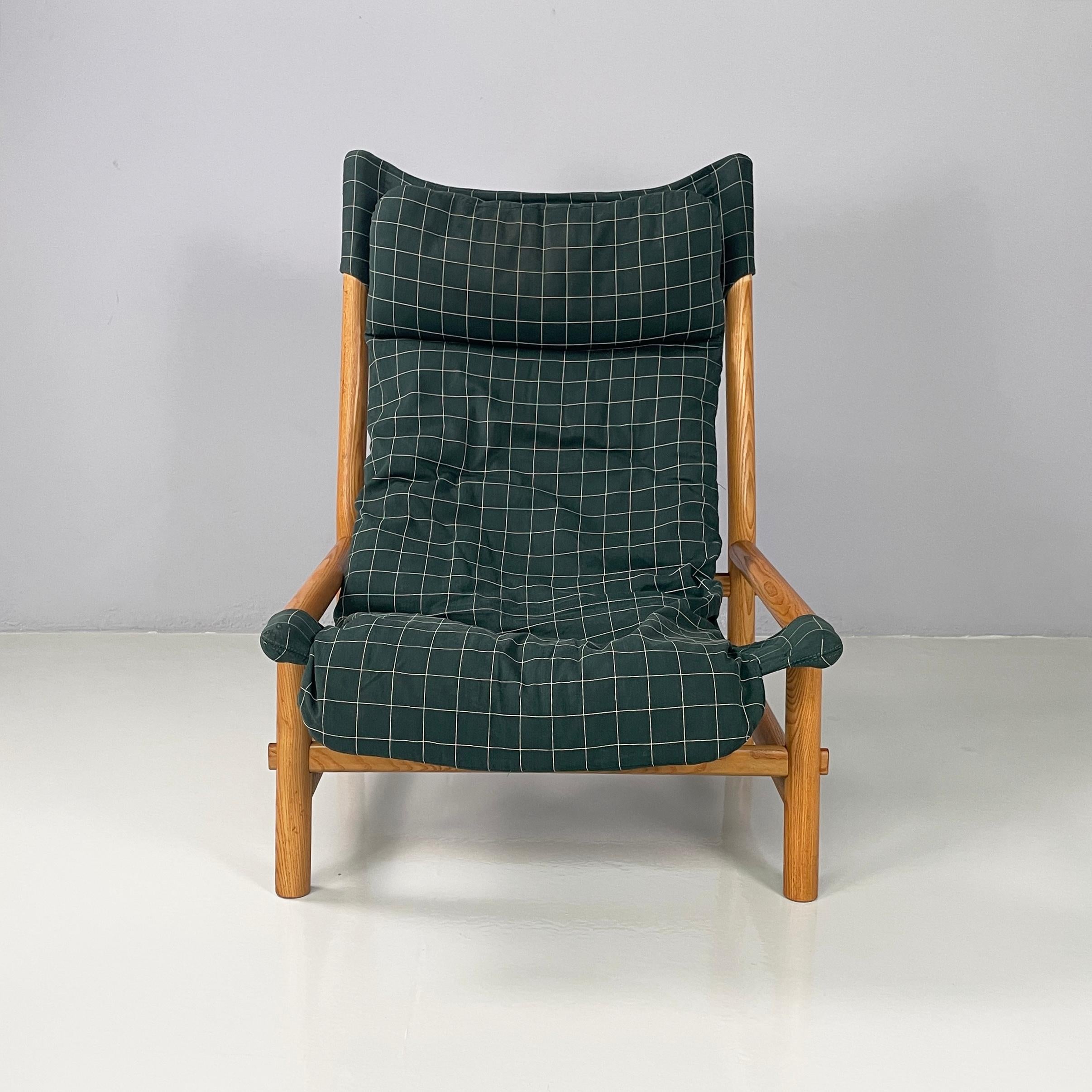 Moderner italienischer Holz- und Stoffsessel Carmina von Carlo Santi für Arflex, 1970er Jahre
Sessel mod. Carmina in Holz und Original-Stoff aus der Zeit. Sitz und Rückenlehne bestehen aus einem einzigen gepolsterten Kissen aus grünem Stoff mit
