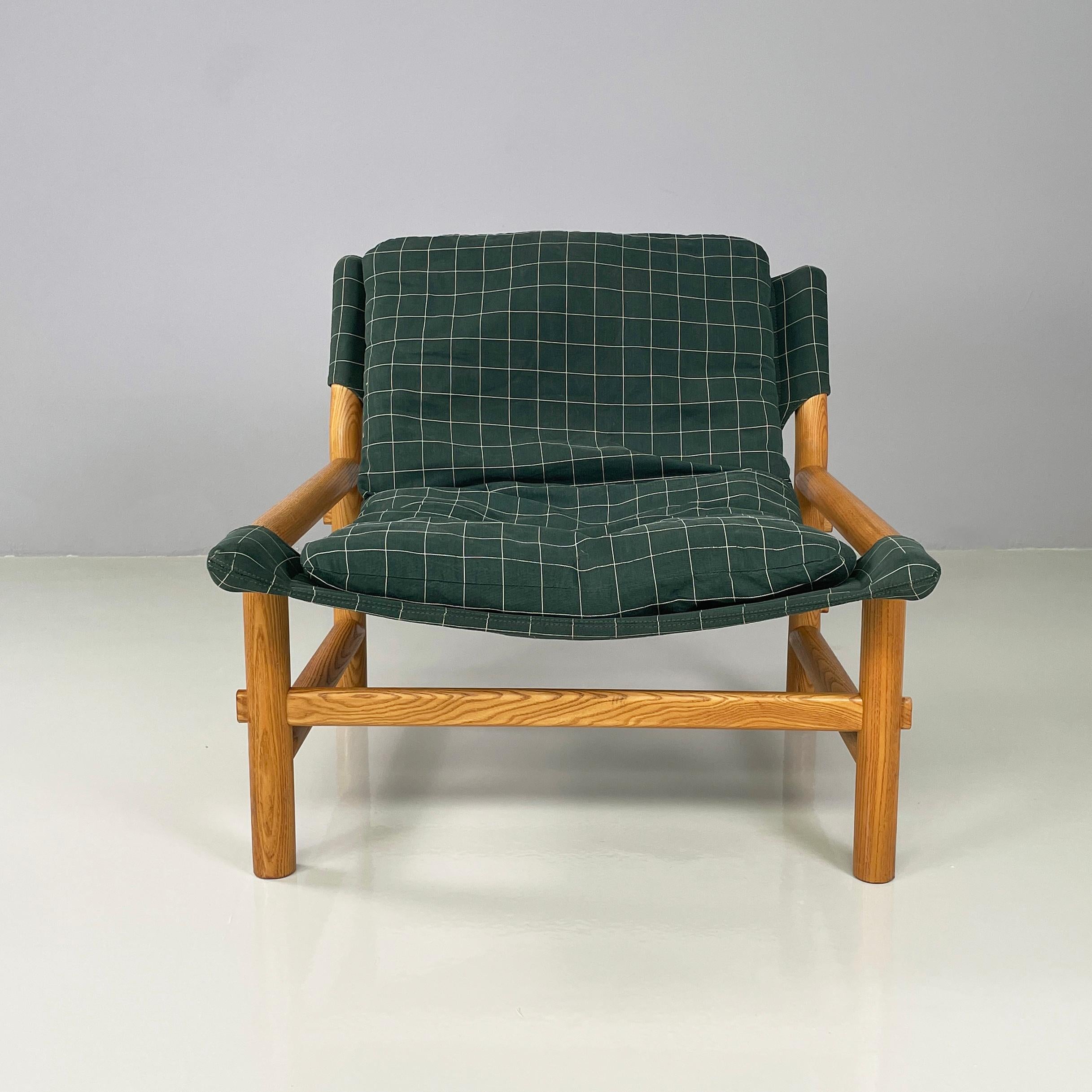 Sillón italiano moderno de mediados de siglo de madera y tela Carmina de Carlo Santi para Arflex, años 70
Sillón mod. Carmina en madera y tela original de la época. El asiento y el respaldo están compuestos por un único cojín acolchado de tela verde