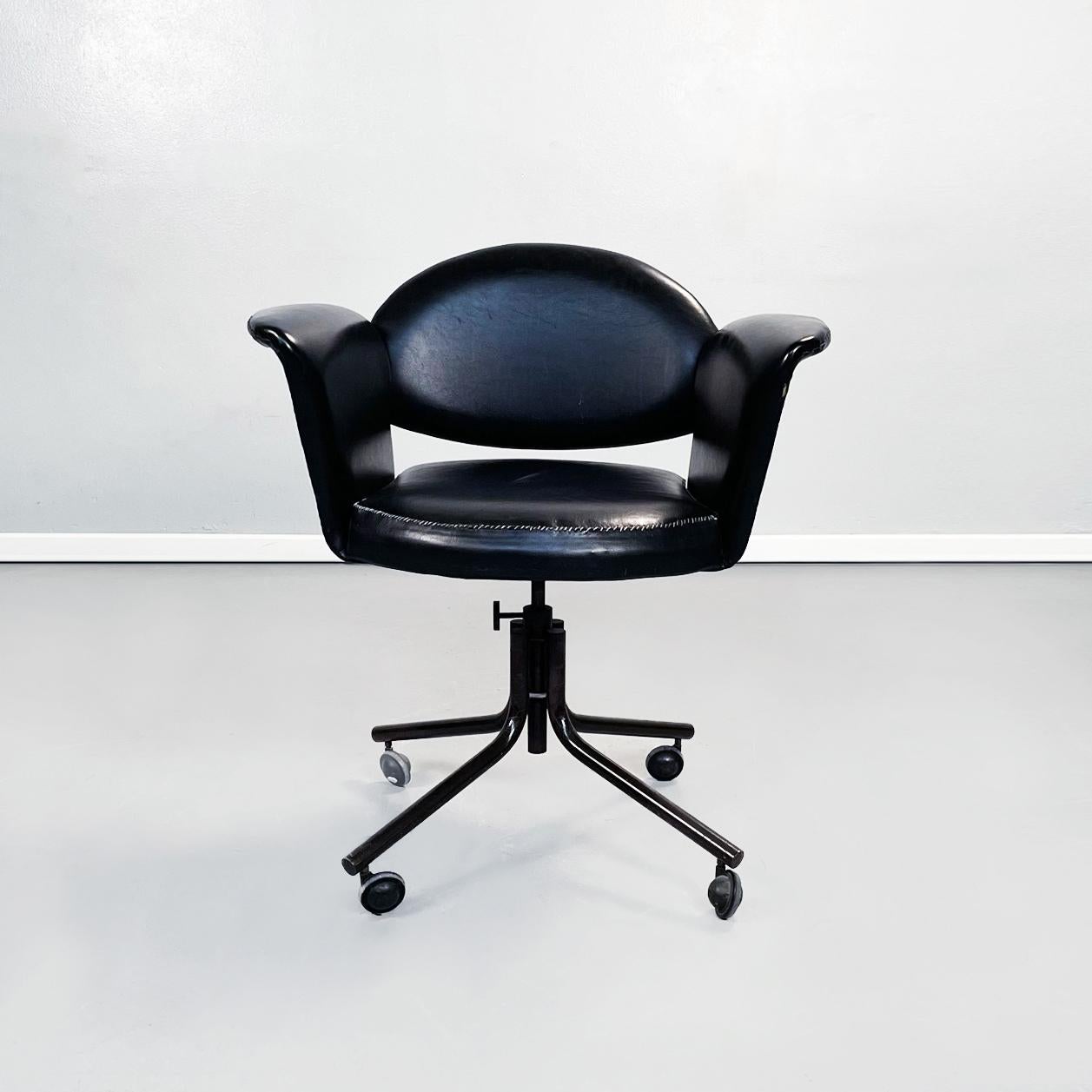 Fauteuil italien moderne du milieu du siècle en cuir noir et métal noir, 1970
Fauteuil en cuir noir avec assise ronde rembourrée. Le dossier rembourré a la forme d'un demi-cercle. Sur les côtés, il dispose de deux accoudoirs incurvés et légèrement