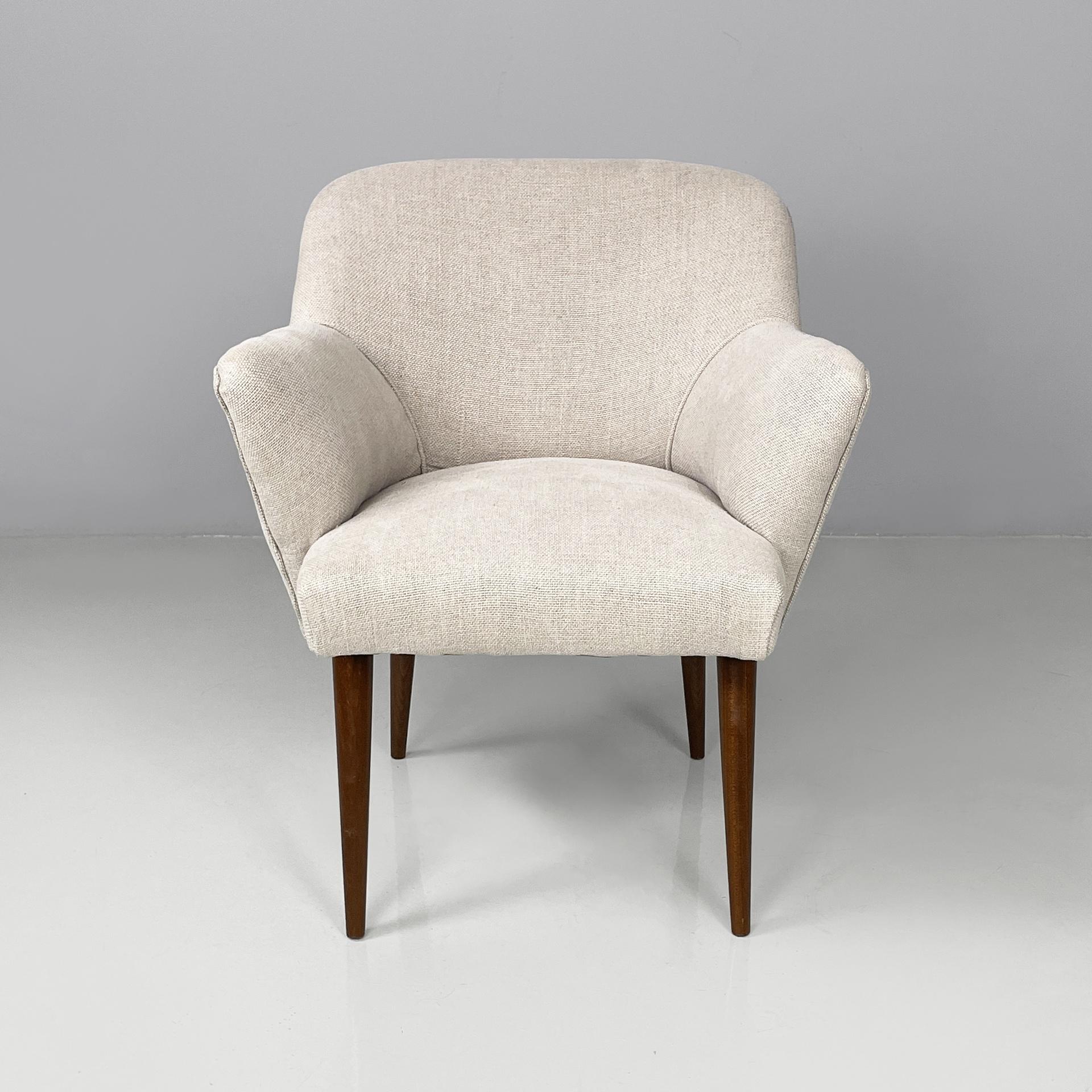 Poltrone italiane della metà del secolo scorso in tessuto e legno, anni '40
Coppia di fantastiche poltrone vintage con seduta, schienale e braccioli imbottiti e rivestiti in tessuto bianco-grigio chiaro. Le gambe a sezione rotonda sono in legno