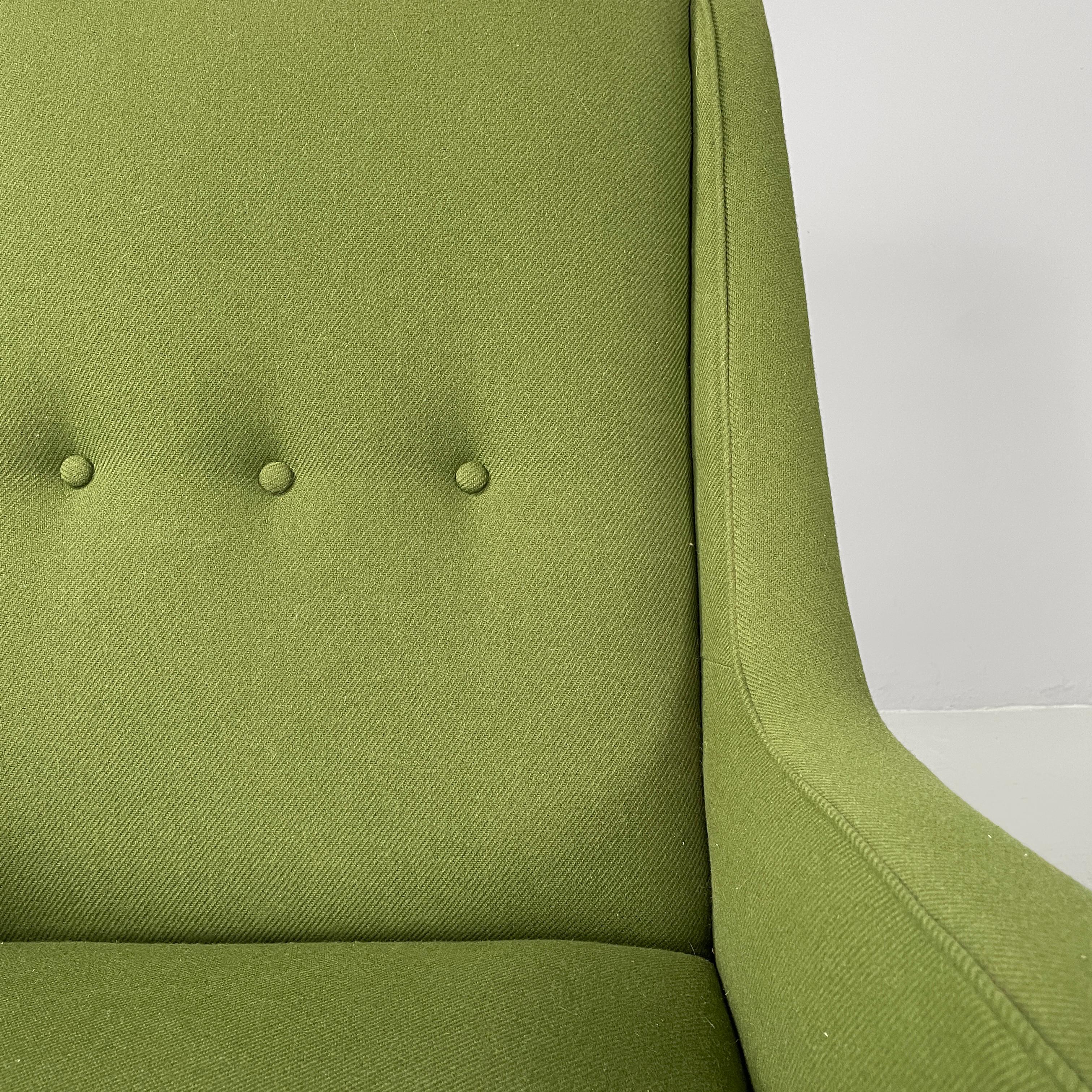 Italian mid-century modern armchairs in green fabric, black metal, brass, 1950s in vendita 3