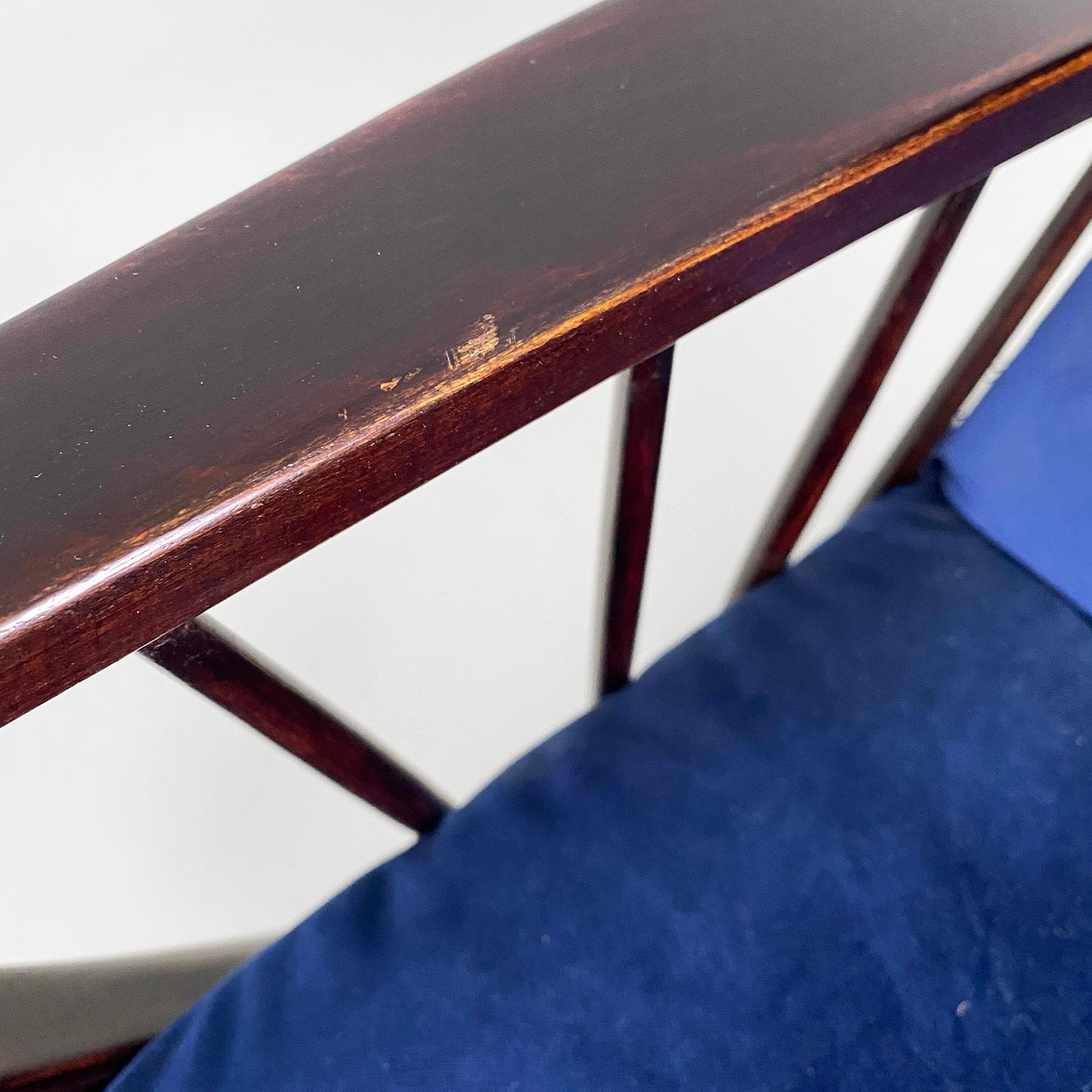 Sillones modernos italianos de mediados de siglo en madera y terciopelo azul, años 60 en venta 3