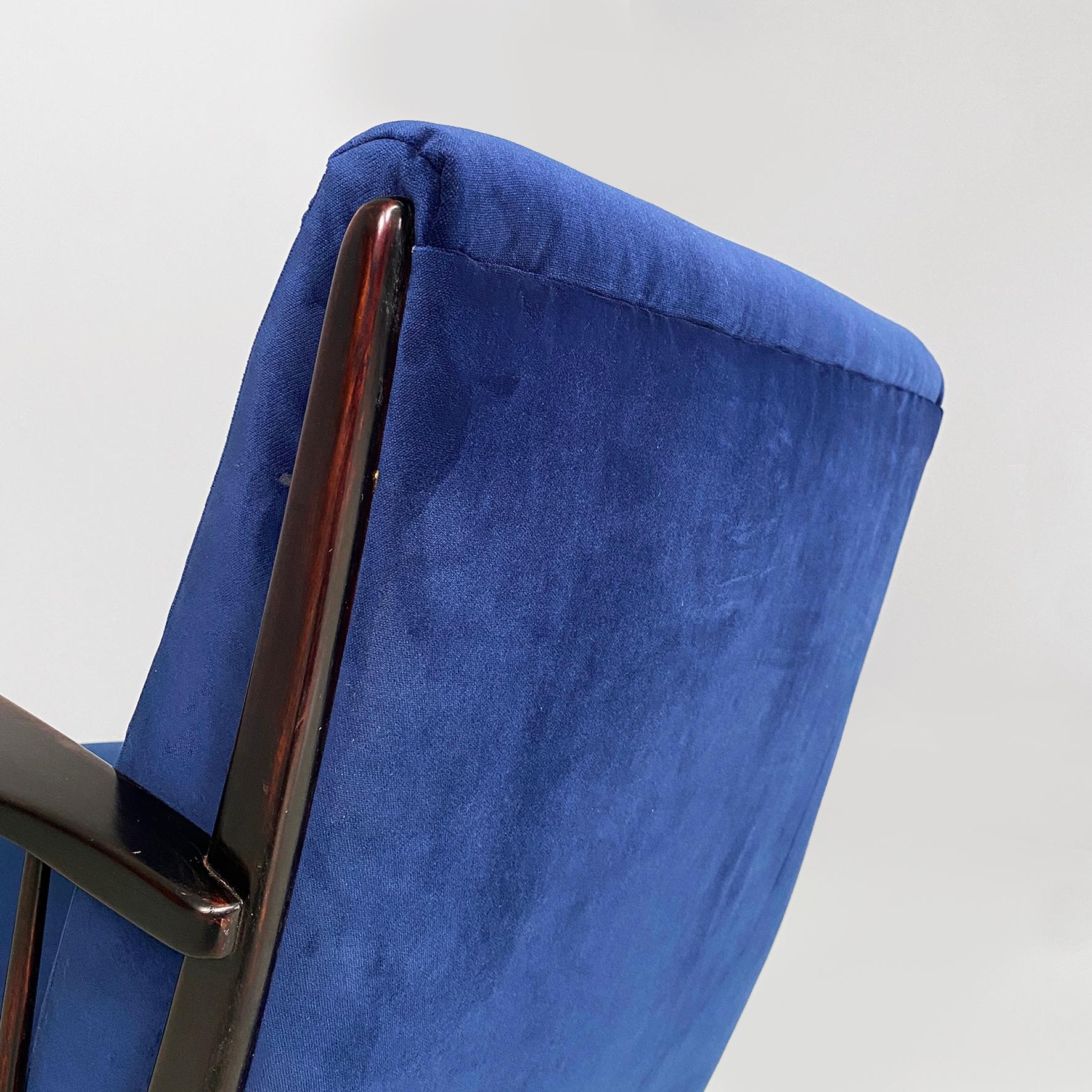 Sillones modernos italianos de mediados de siglo en madera y terciopelo azul, años 60 en venta 4