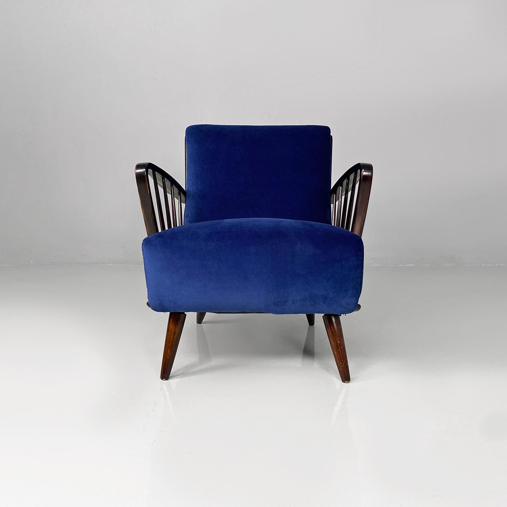 Sillones modernos italianos de mediados de siglo en madera y terciopelo azul, años 60
Pareja de fantásticos sillones vintage con estructura totalmente de madera maciza, asiento y respaldo acolchados y tapizados de terciopelo azul noche y