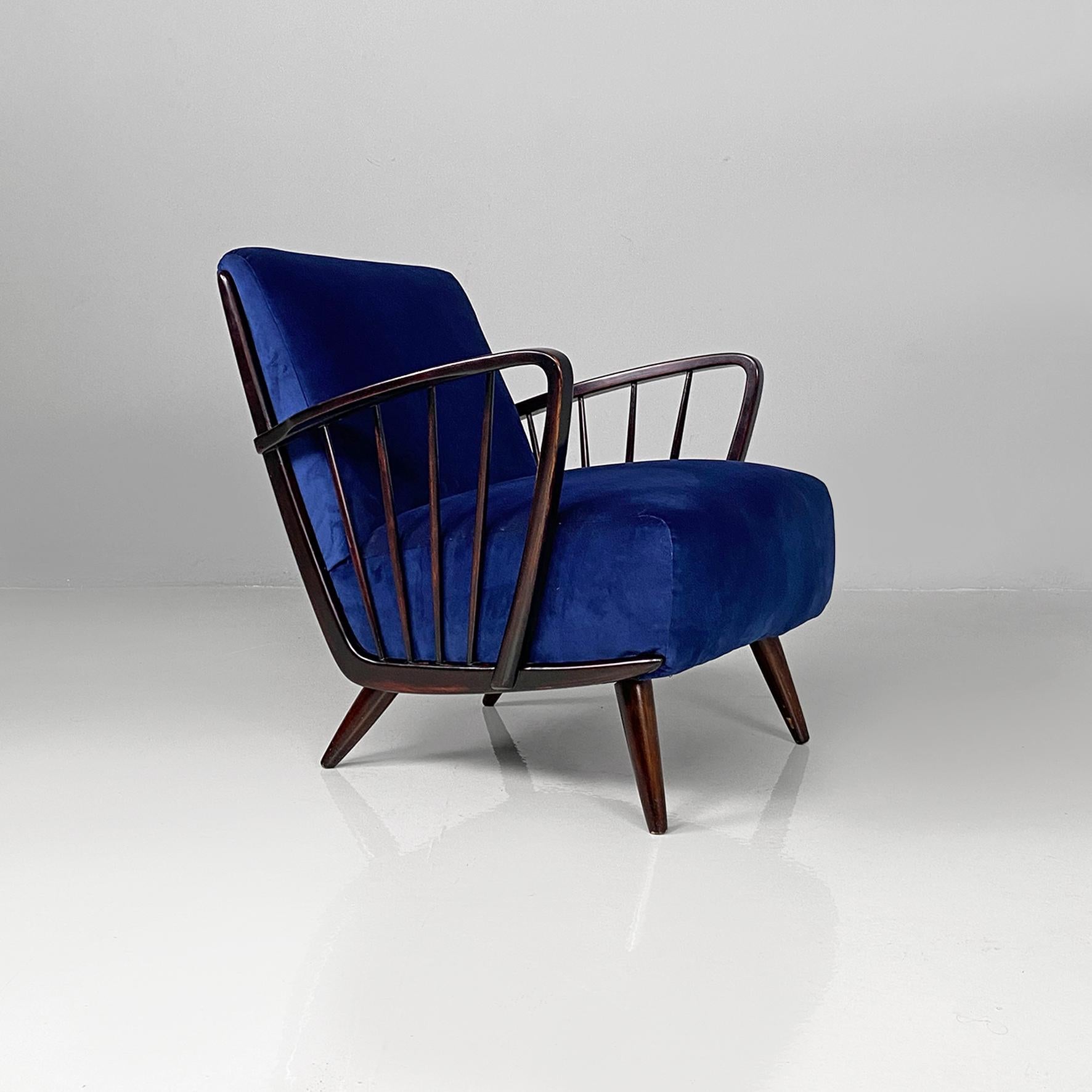 Sillones modernos italianos de mediados de siglo en madera y terciopelo azul, años 60 Moderno de mediados de siglo en venta