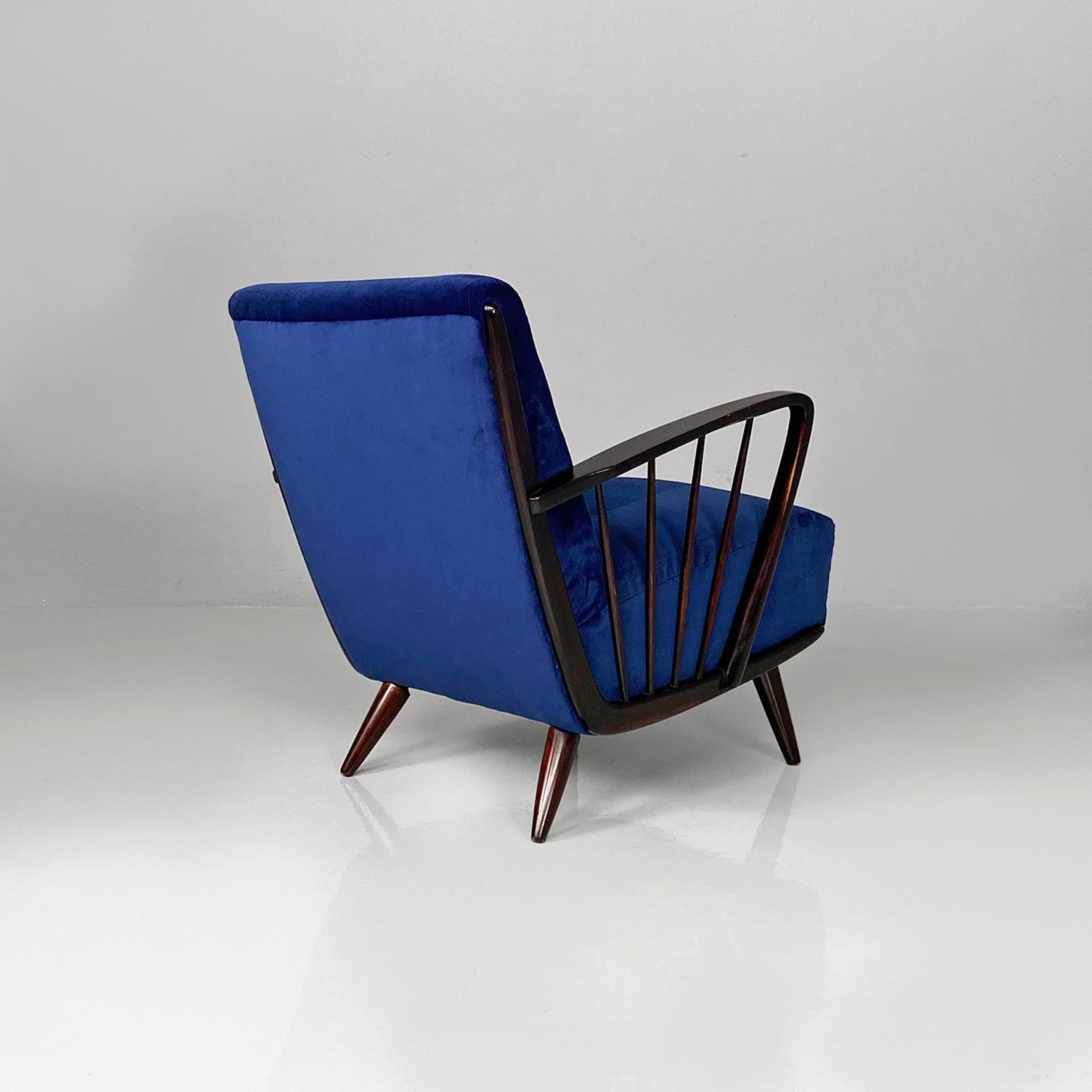 Sillones modernos italianos de mediados de siglo en madera y terciopelo azul, años 60 Italiano en venta