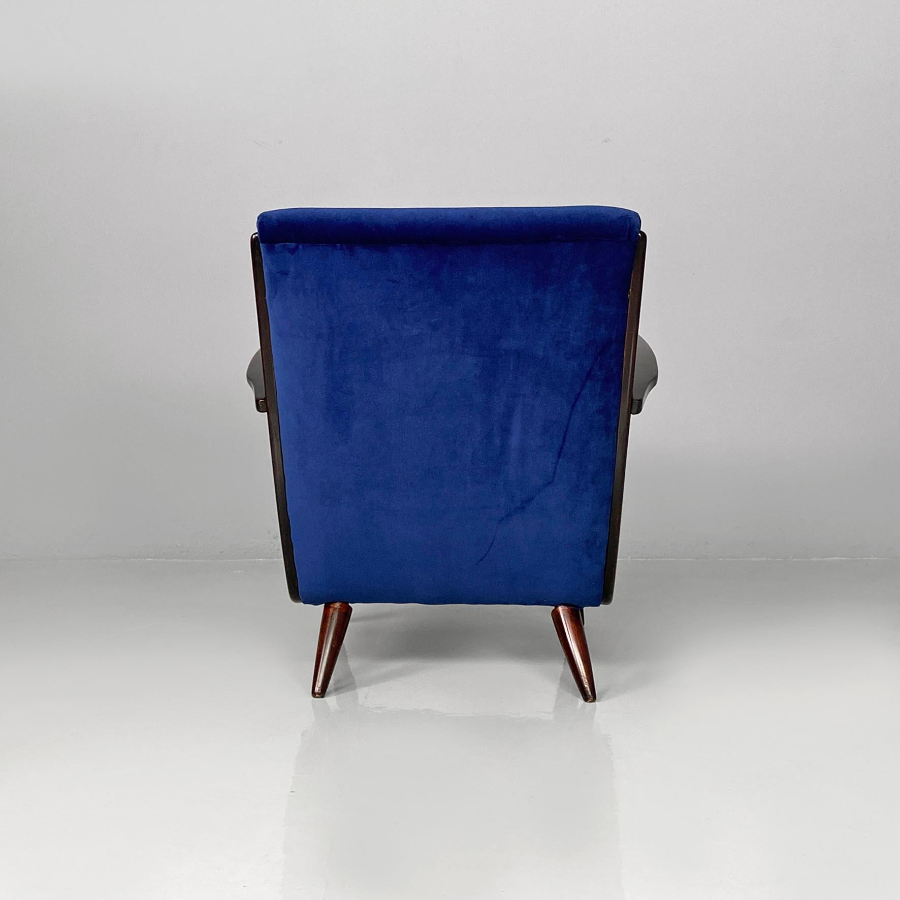 Sillones modernos italianos de mediados de siglo en madera y terciopelo azul, años 60 en Bueno estado para la venta en MIlano, IT