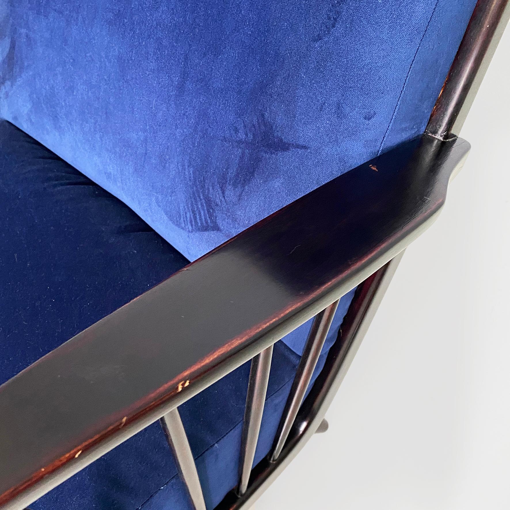 Sillones modernos italianos de mediados de siglo en madera y terciopelo azul, años 60 en venta 1