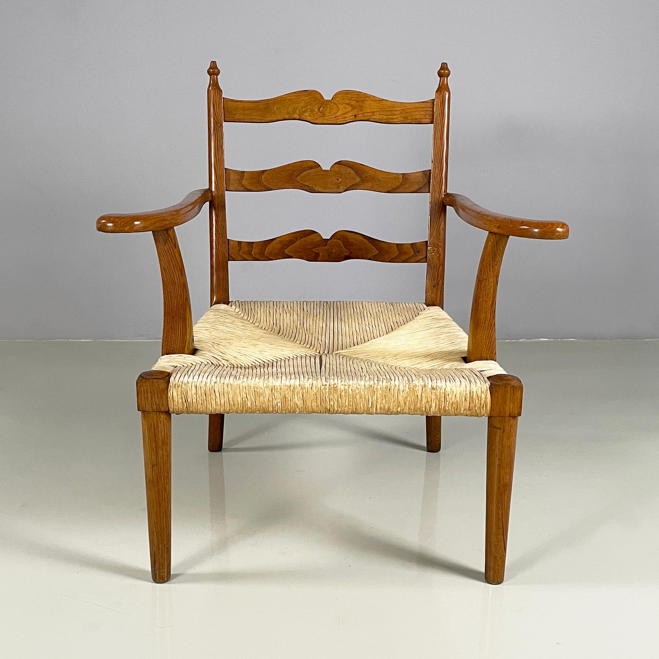 Italian mid-century modern Armchairs in woven straw and wood, 1940s
Pair of armchairs with square woven straw seat. The backrest has 3 shaped wooden slats. Shaped wooden armrests. The legs, also made of wood, have a round section.
1940s.
Good