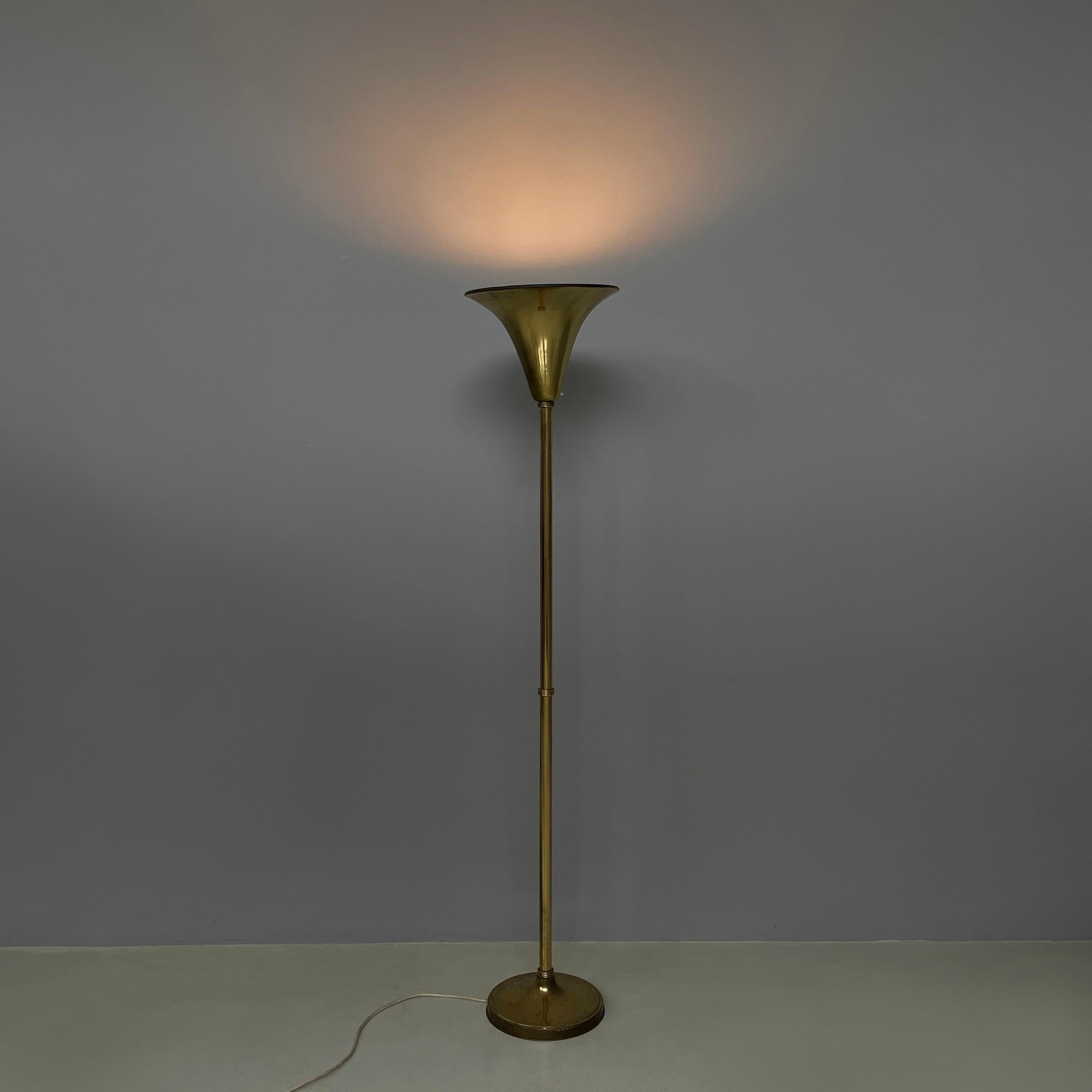 Italian mid-century modern art deco Floor lamp in brass, 1940s
Elegant floor lamp with round base entirely in brass. The conical diffuser has a rounded silhouette. The round section structure features a decorative ring with grooves in the center.