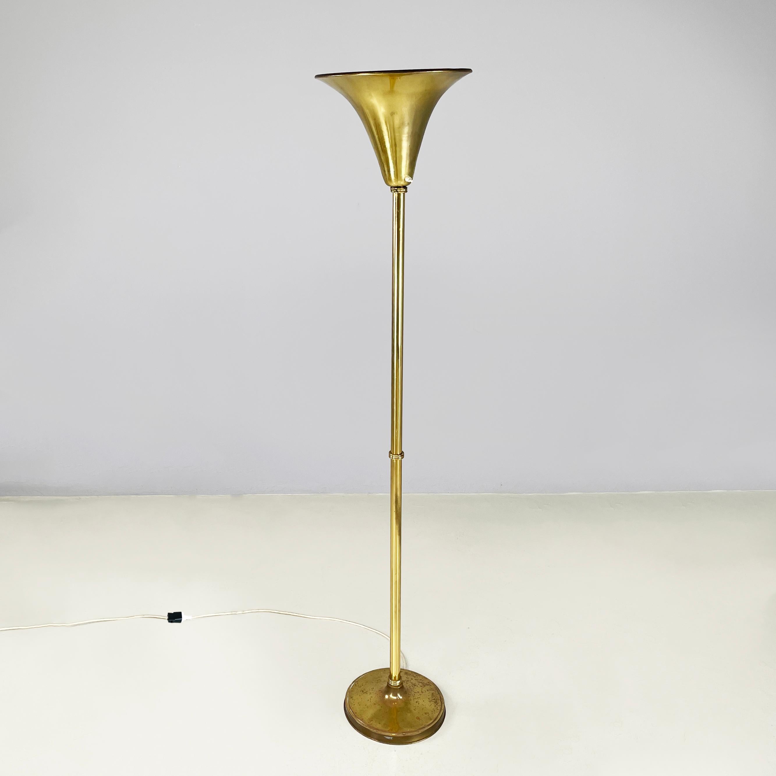 Art Deco Italian mid-century modern art deco Floor lamp in brass, 1940s For Sale
