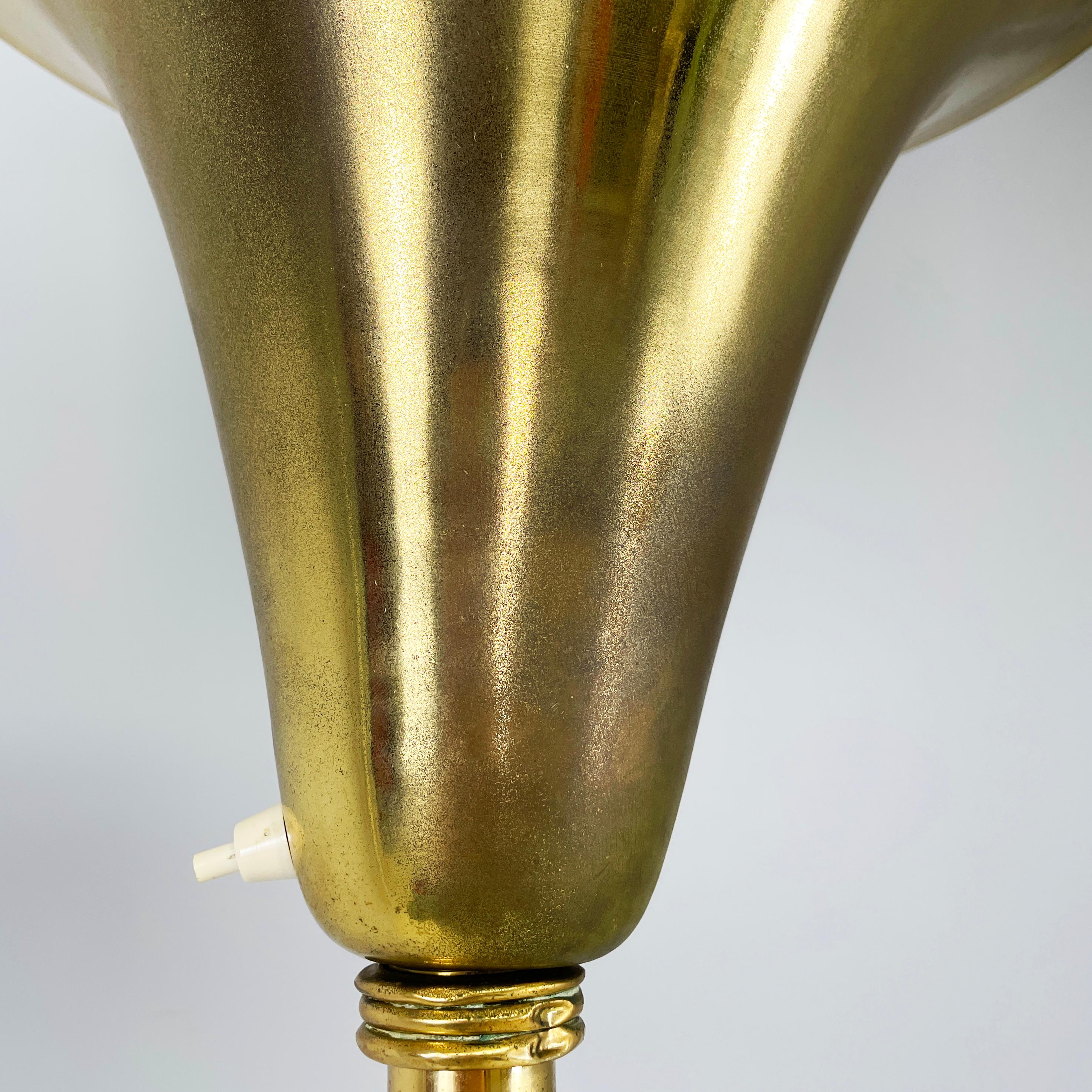 Italian mid-century modern art deco Floor lamp in brass, 1940s For Sale 2