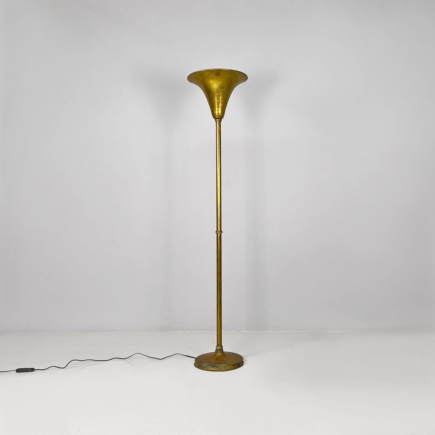 Lampada da terra italiana di metà secolo, stile art déco, interamente in ottone, anni '40.
Lampada da terra Art Decor con base rotonda, con diffusore a campana rovesciata, quindi con forma conica arrotondata, e stelo centrale a sezione rotonda con