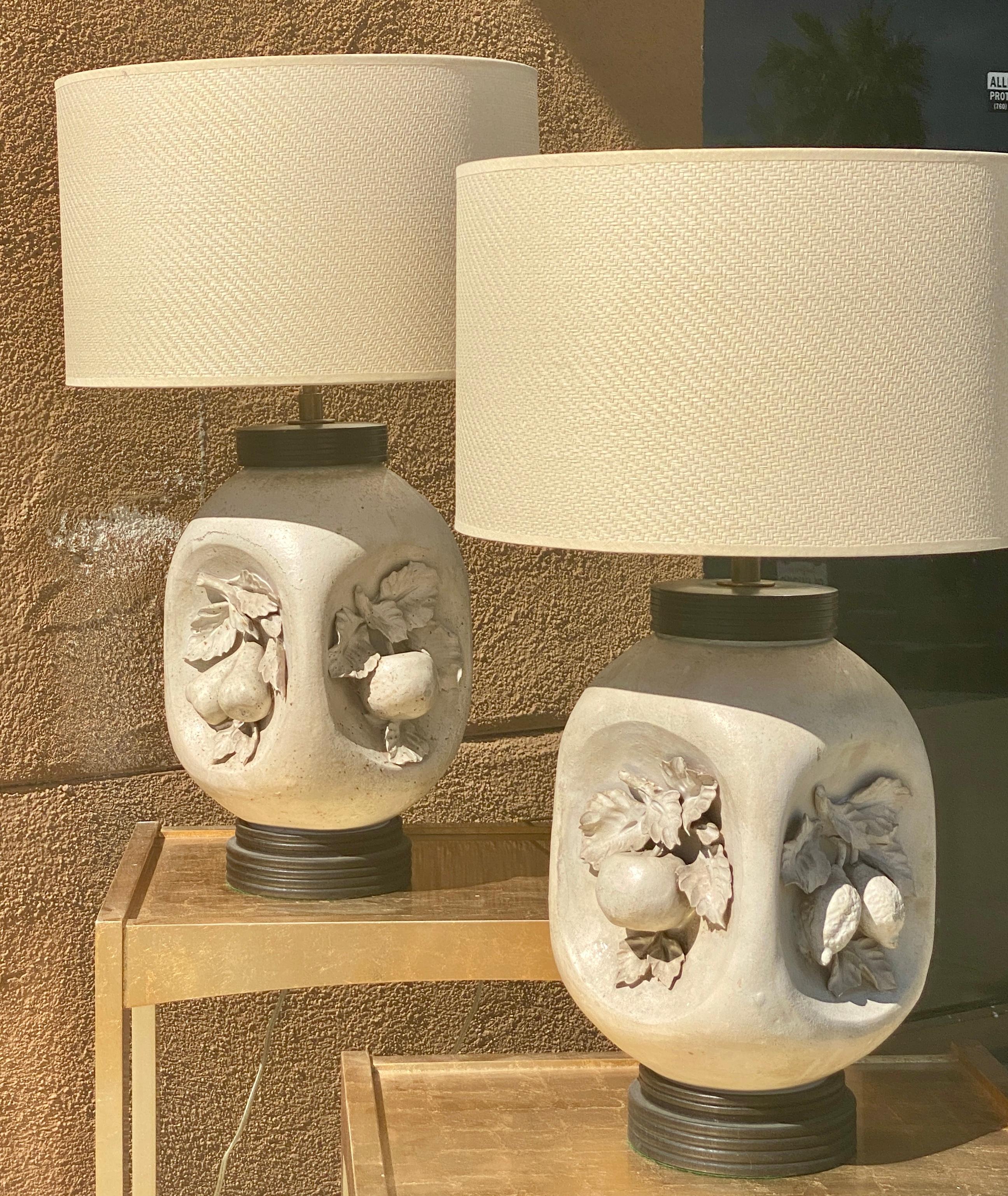 Mid-Century Modern Lampes à fruits en poterie bisque mate faites par un artiste italien de la modernité du milieu du siècle dernier en vente