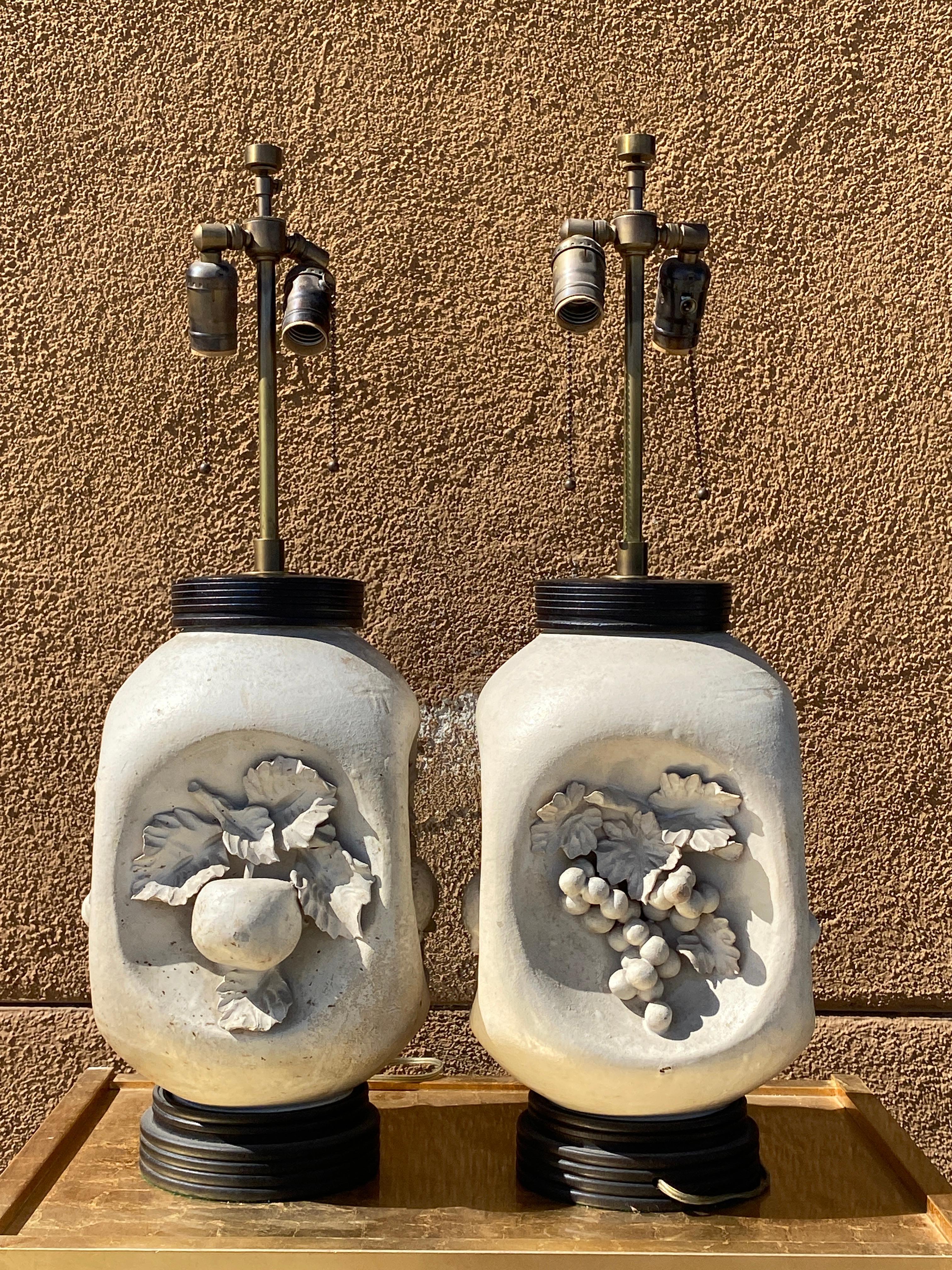 Milieu du XXe siècle Lampes à fruits en poterie bisque mate faites par un artiste italien de la modernité du milieu du siècle dernier en vente