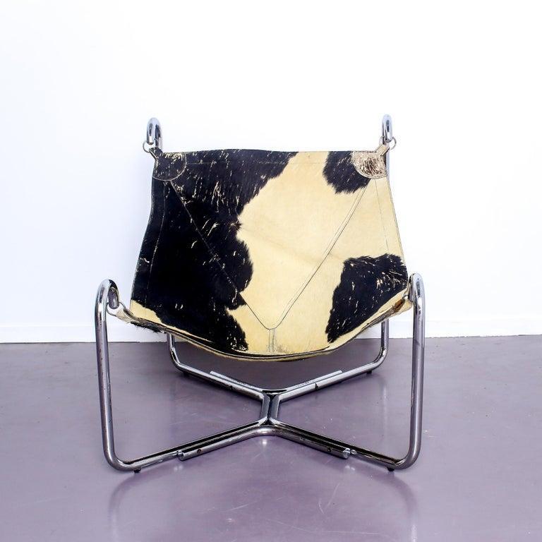 This iconic and extremely rare 'Baffo' chair was designed for Busnelli by Ezio Didone and Gianni Pareschi.

It features a chromed tubular steel frame and a saddle-stitched leather seat. The sturdy leather seat is suspended in the frame, giving the