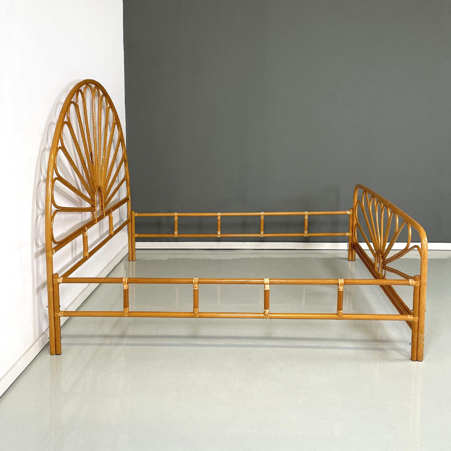 Italian mid-century modern bamboo double bed with decorations, 1950s In Good Condition For Sale In MIlano, IT
