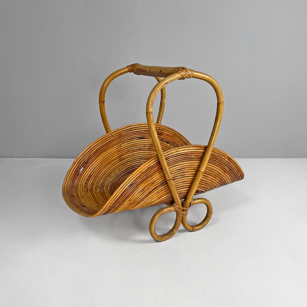 Italian mid-century modern bamboo magazine rack by Vivai Del Sud, 1960s
Magazine rack with curved shapes in rattan. The support surface is curved and shaped to form a 