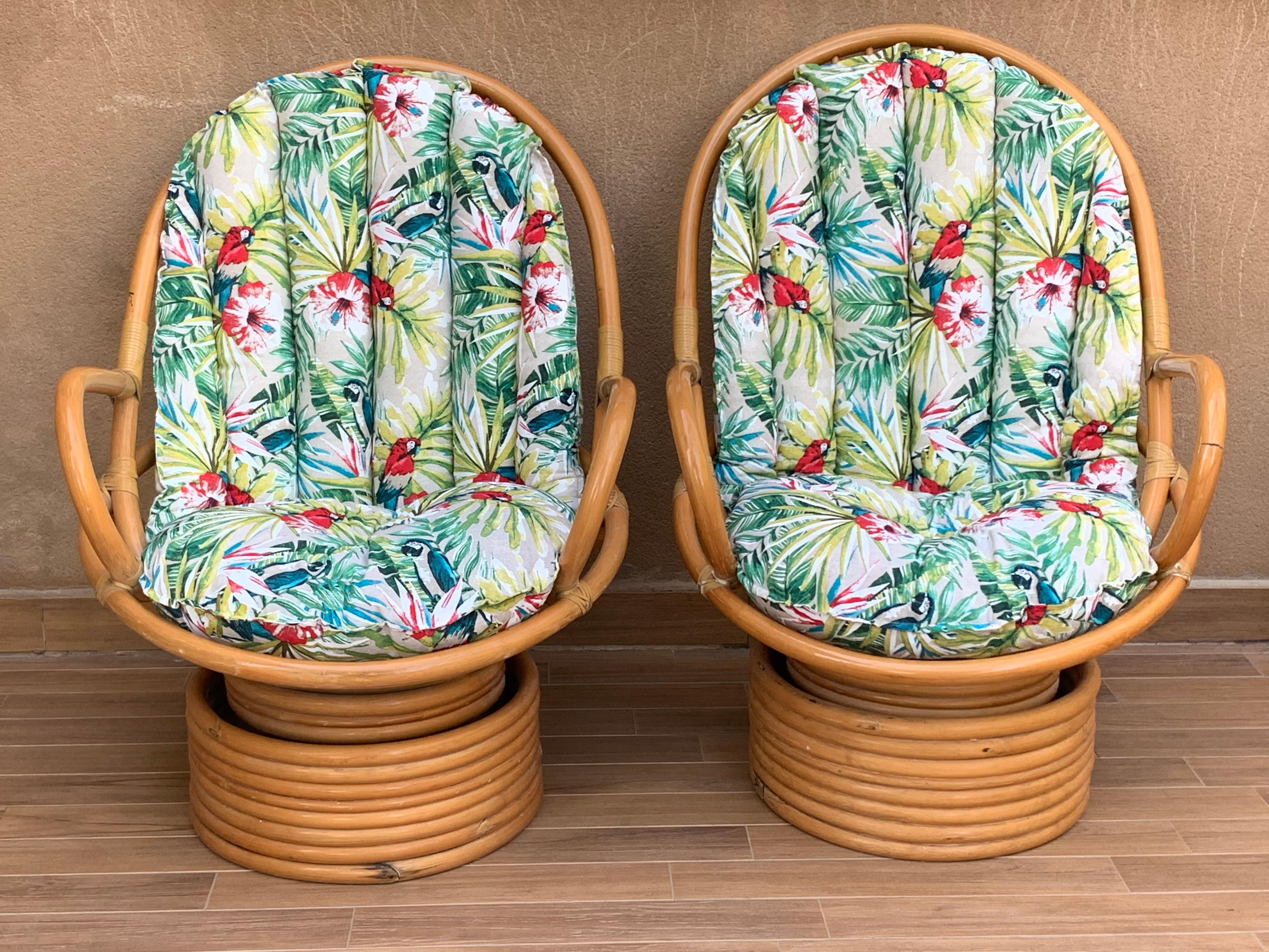 Paire de fauteuils de salon rotatifs en bambou, de style italien, datant du milieu du siècle, avec coussin.
 Il est très spacieux et confortable

Hauteur des bras : 24.80in.


