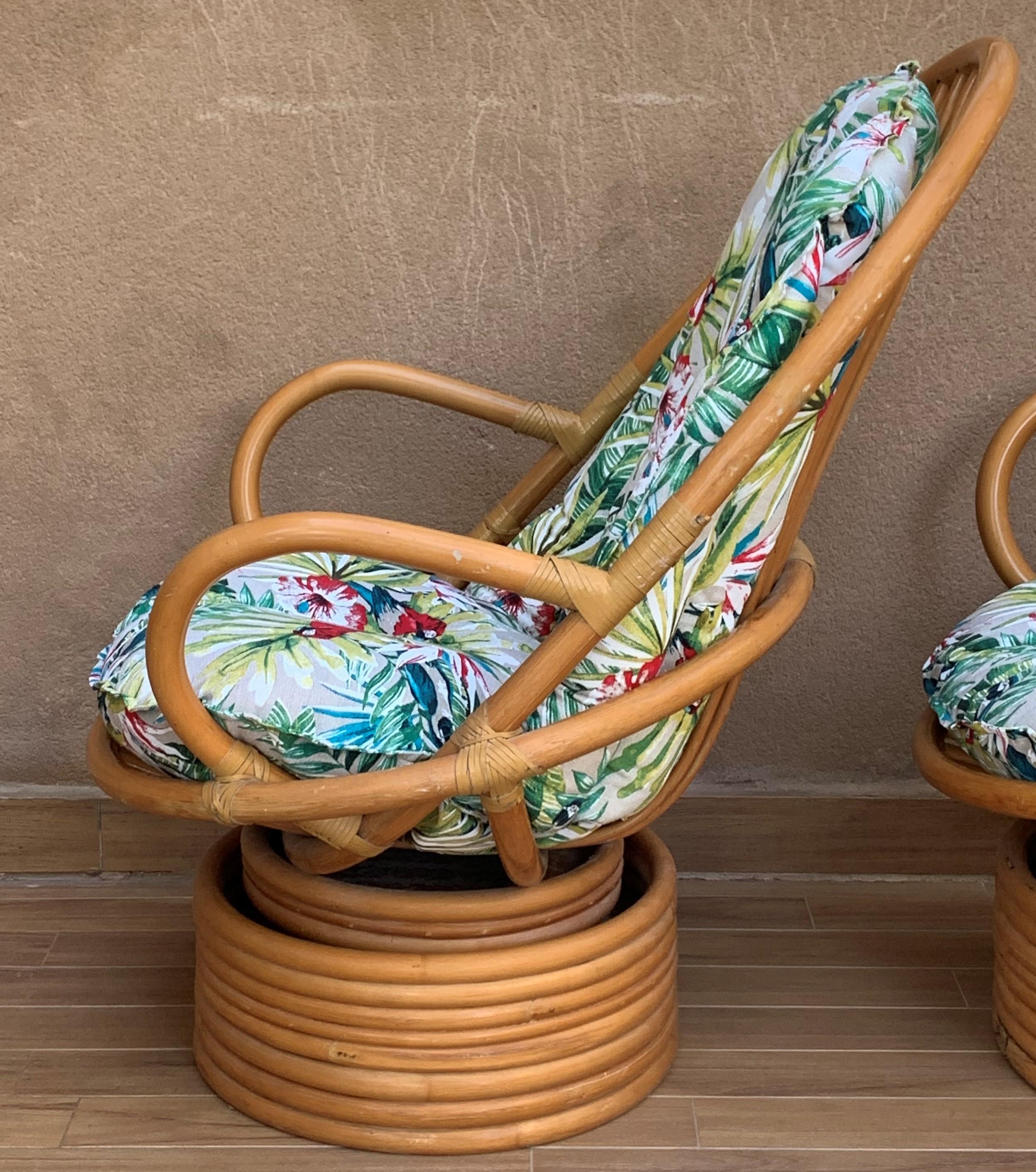 Mid-Century Modern Paire de fauteuils rotatifs italiens en bambou mi-sicle moderne avec coussin en vente