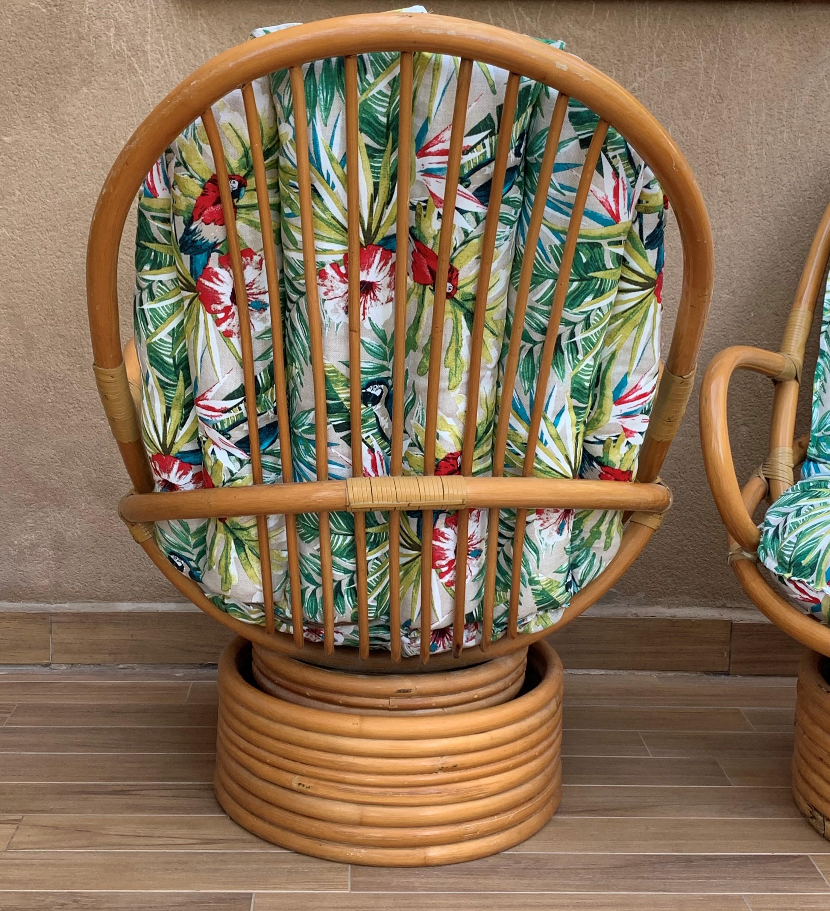 Paire de fauteuils rotatifs italiens en bambou mi-sicle moderne avec coussin Bon état - En vente à Miami, FL