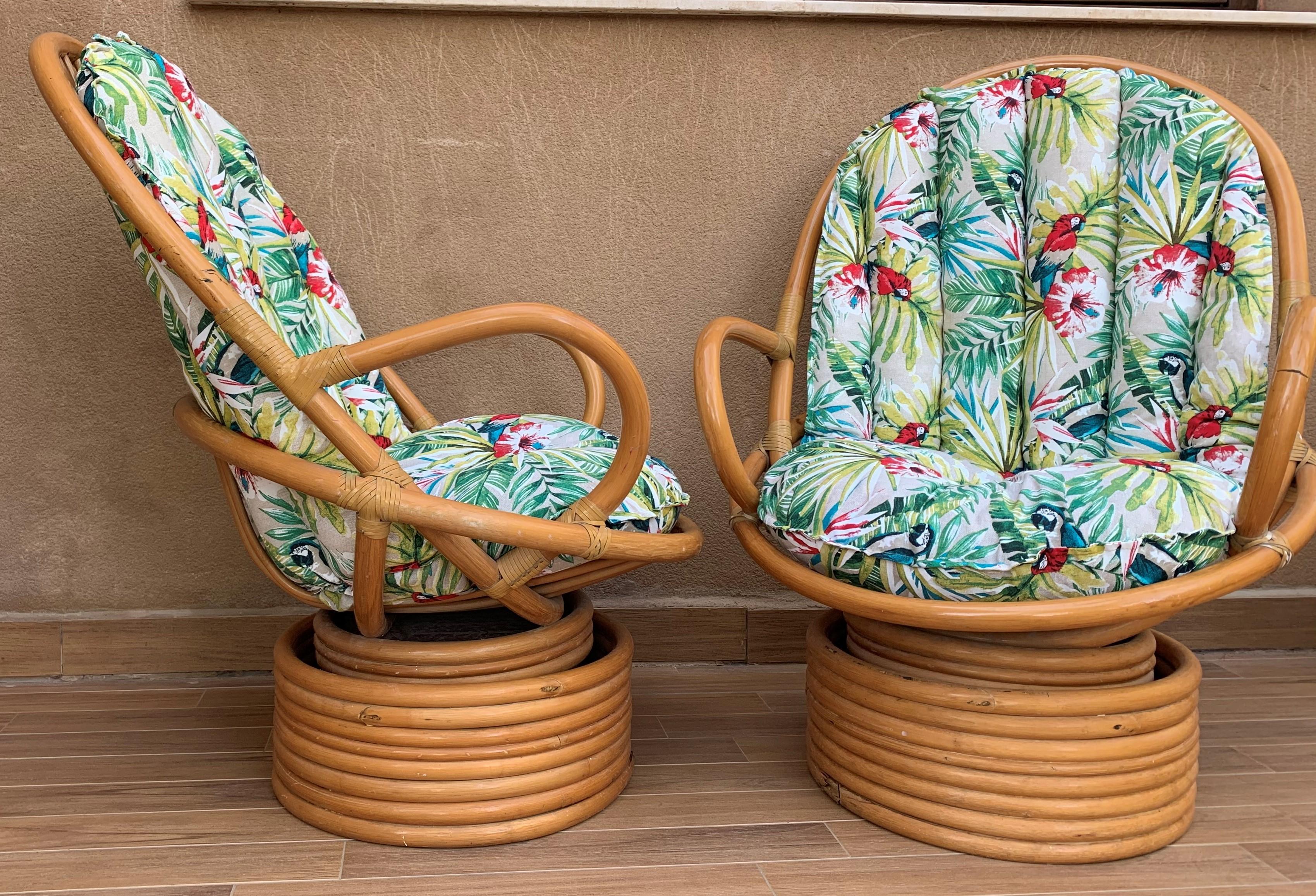 Bambou Paire de fauteuils rotatifs italiens en bambou mi-sicle moderne avec coussin en vente