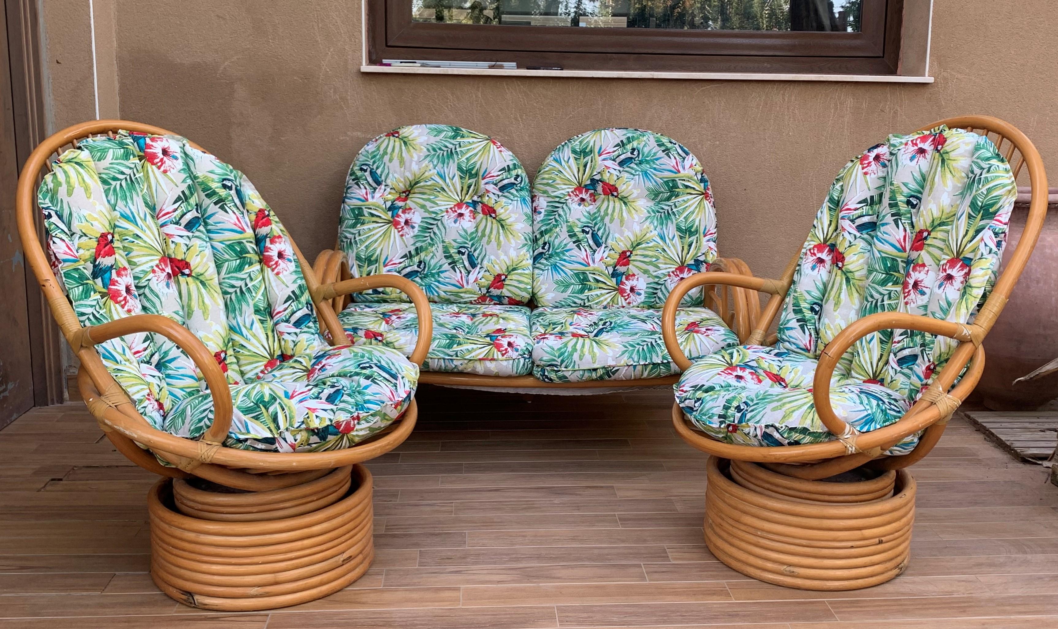 Paire de fauteuils rotatifs italiens en bambou mi-sicle moderne avec coussin en vente 1