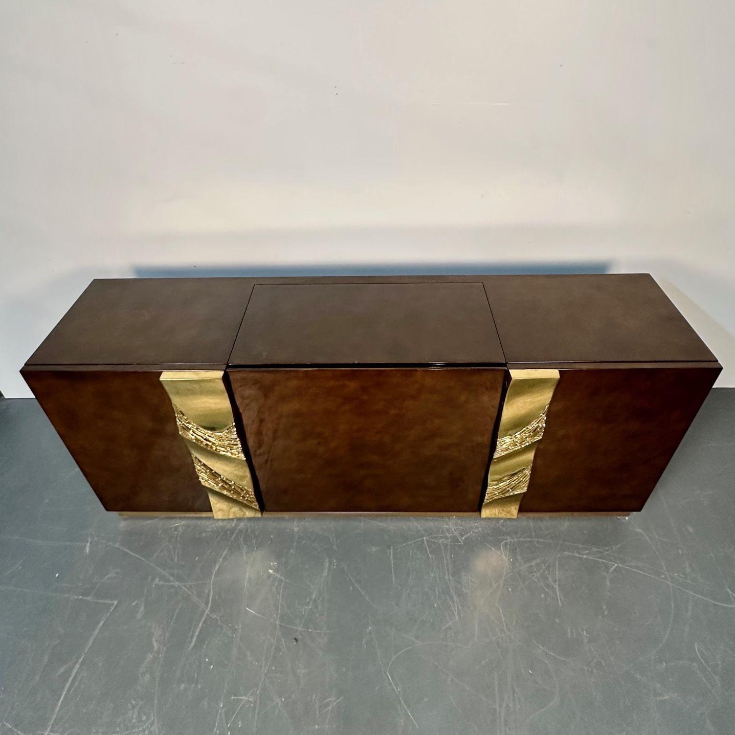 Italian Mid-Century Modern Bar / Entertainment Cabinet, Aldo Tura Style, Lacquer In Good Condition For Sale In Stamford, CT