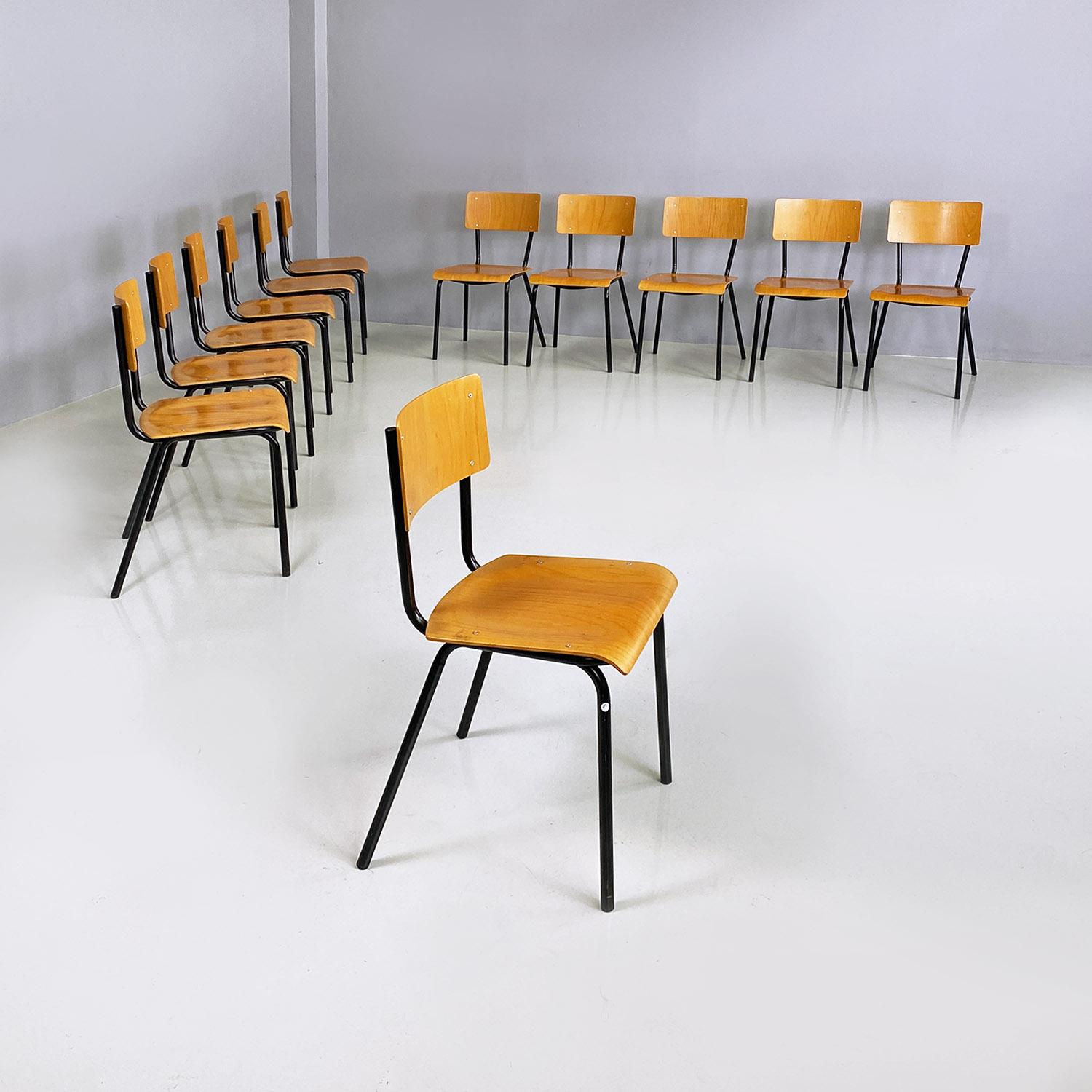 Chaises d'école italiennes du milieu du siècle en hêtre et métal tubolaire noir, années 1960.
Ensemble de douze chaises avec assise et dossier en bois de hêtre et structure en tiges de métal noir.
1960 environ.
Bon état, plusieurs signes