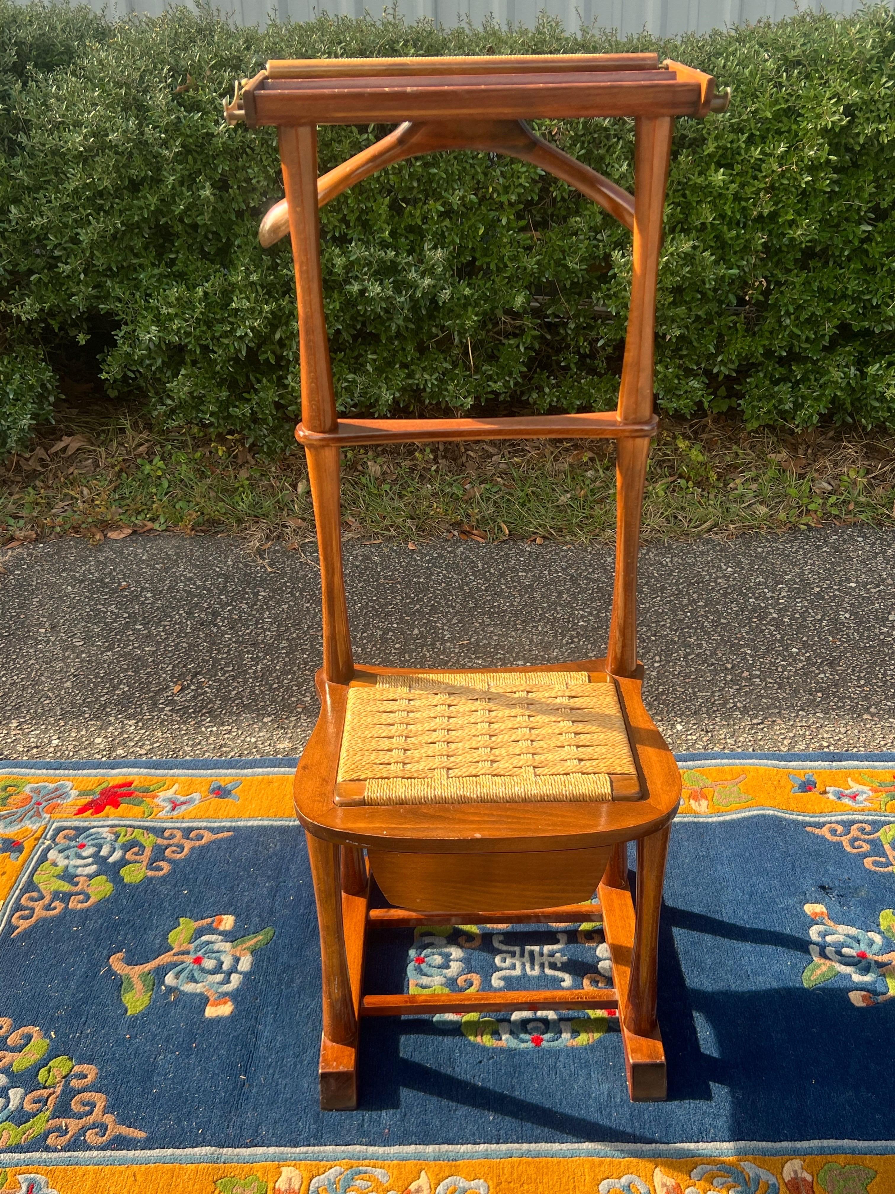 Porte-vêtements et valet de chambre en bouleau italien, Mid-Century Modern, par SPQR. Siège en rotin tressé avec tiroir, plateau et portemanteau amovible. La hauteur du siège est de 16 pouces.