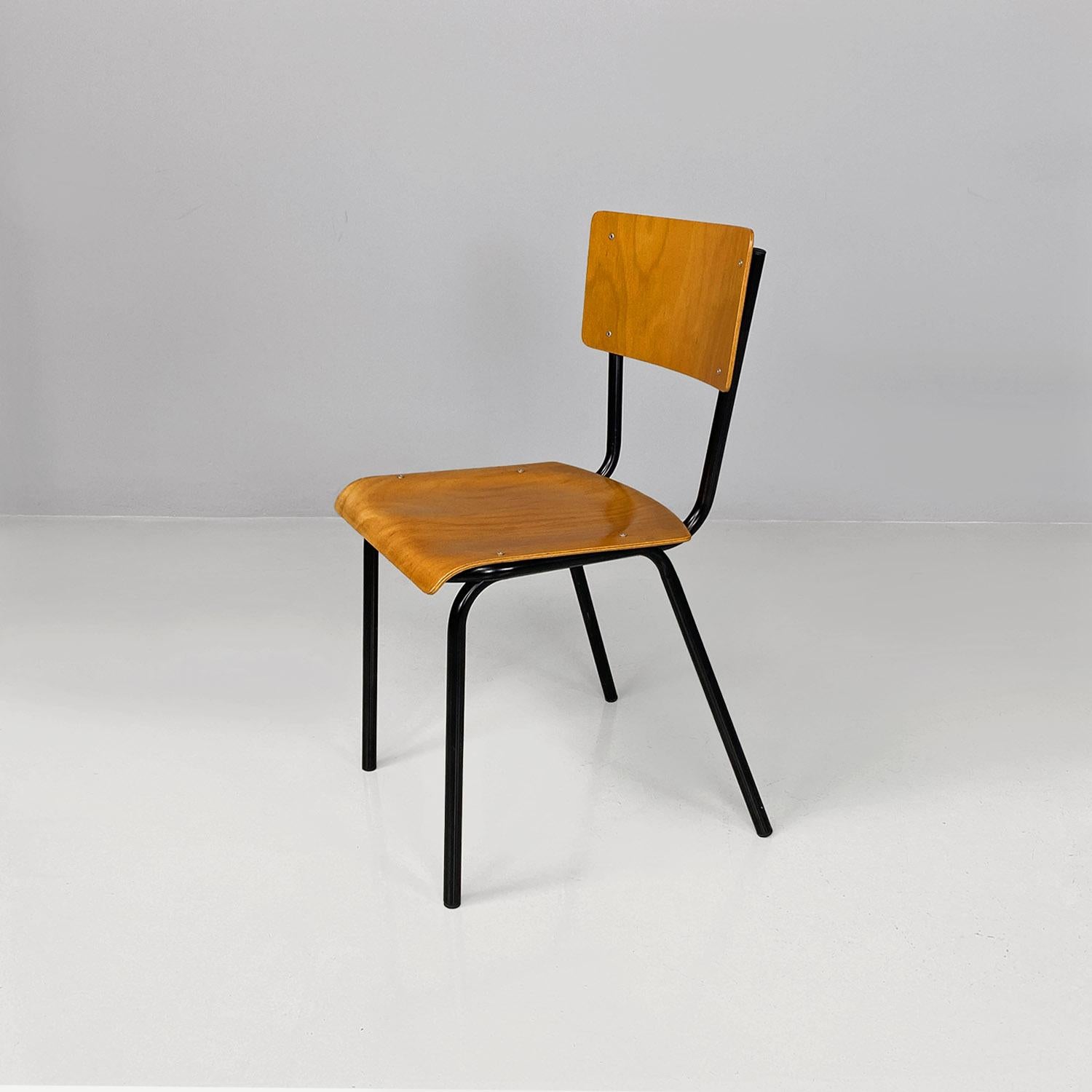 Stuhl mit Sitz und Rückenlehne aus Buchenholz mit schwarzem Metallgestänge.
Aus einer Mailänder Schule stammend, hergestellt ca. 1960.
Guter Zustand, vereinzelte Gebrauchsspuren.
Maße in cm 45x49x77h
Ikonischer italienischer Schulstuhl aus den