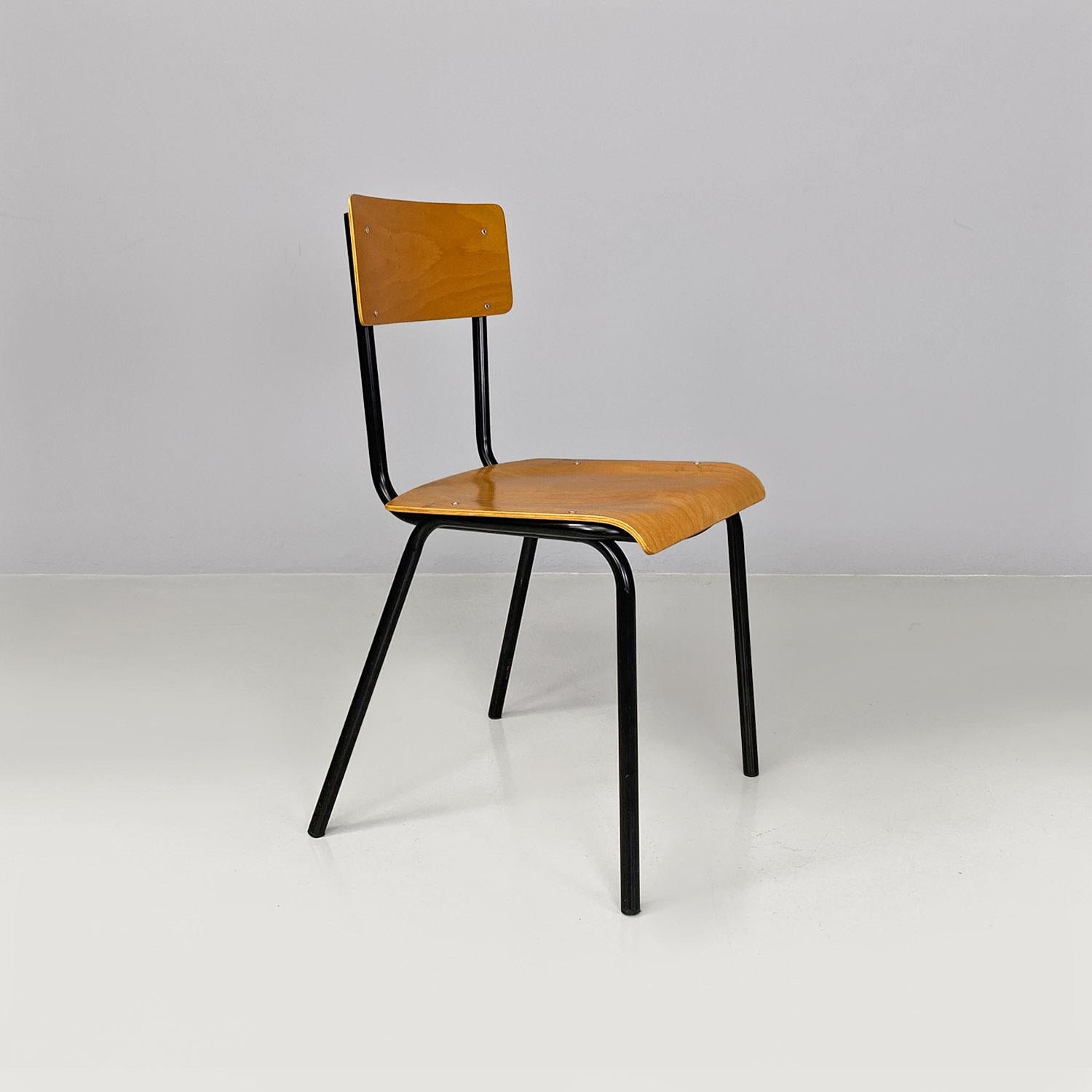 Stuhl mit Sitz und Rückenlehne aus Buchenholz mit schwarzem Metallgestänge.
Aus einer Mailänder Schule stammend, hergestellt ca. 1960.
Guter Zustand, vereinzelte Gebrauchsspuren.
Maße in cm 45x49x77h
Ikonischer italienischer Schulstuhl aus den