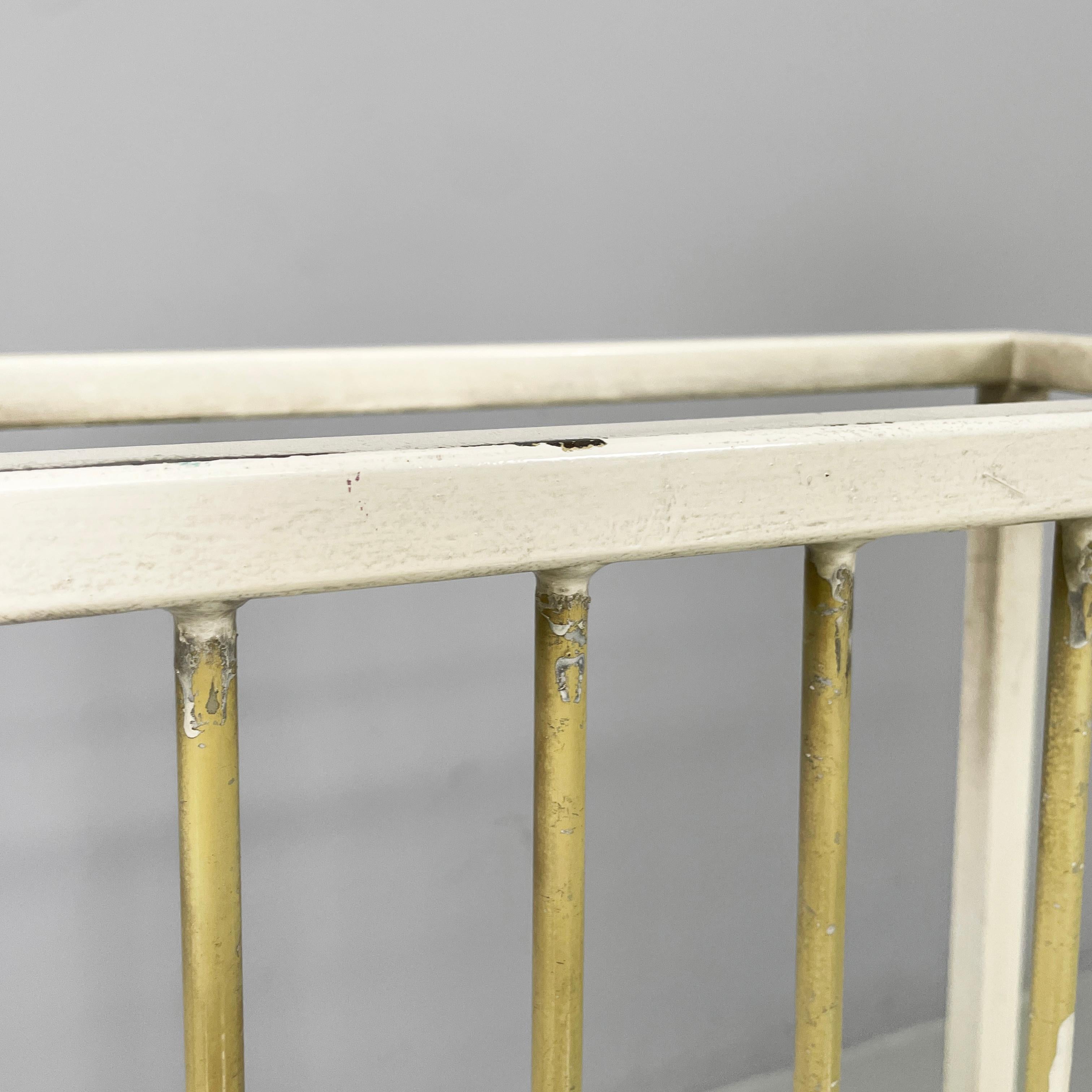 Italian mid-century modern beige and white metal radiator cover, 1950s For Sale 1