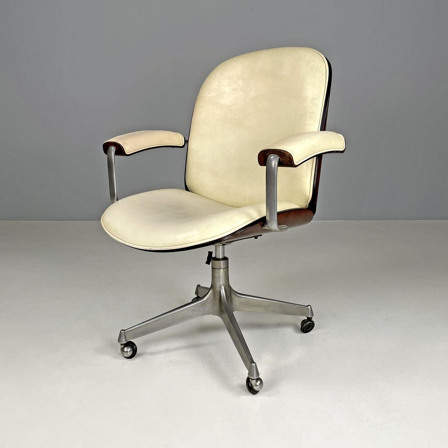 Italian mid-century modern beige office chair with wheels by Ico Parisi, 1960s
Swivel office chair with armrests. The seat and backrest in white leather in shades of beige rest on a wooden shell, the same goes for the armrests. The structure is made