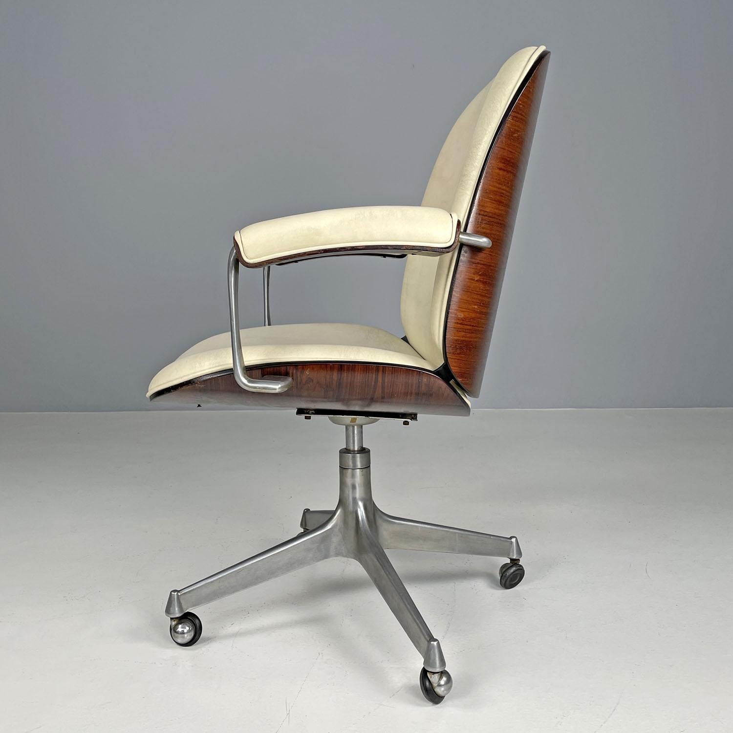 Italian mid-century modern beige office chair with wheels by Ico Parisi, 1960s In Fair Condition In MIlano, IT