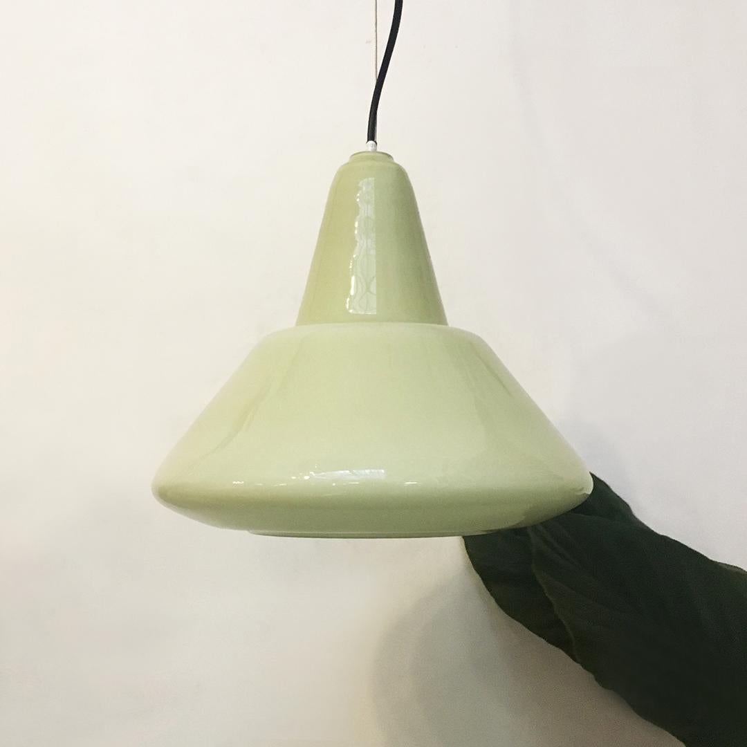 Italian Mid-Century Modern bell-shaped green glass pendant chandelier, 1960s
Bell-shaped pendant lamp with diffused light, in light green coated glass.
New electrical system. Perfect conditions
Measures: 38 x 31 H cm.