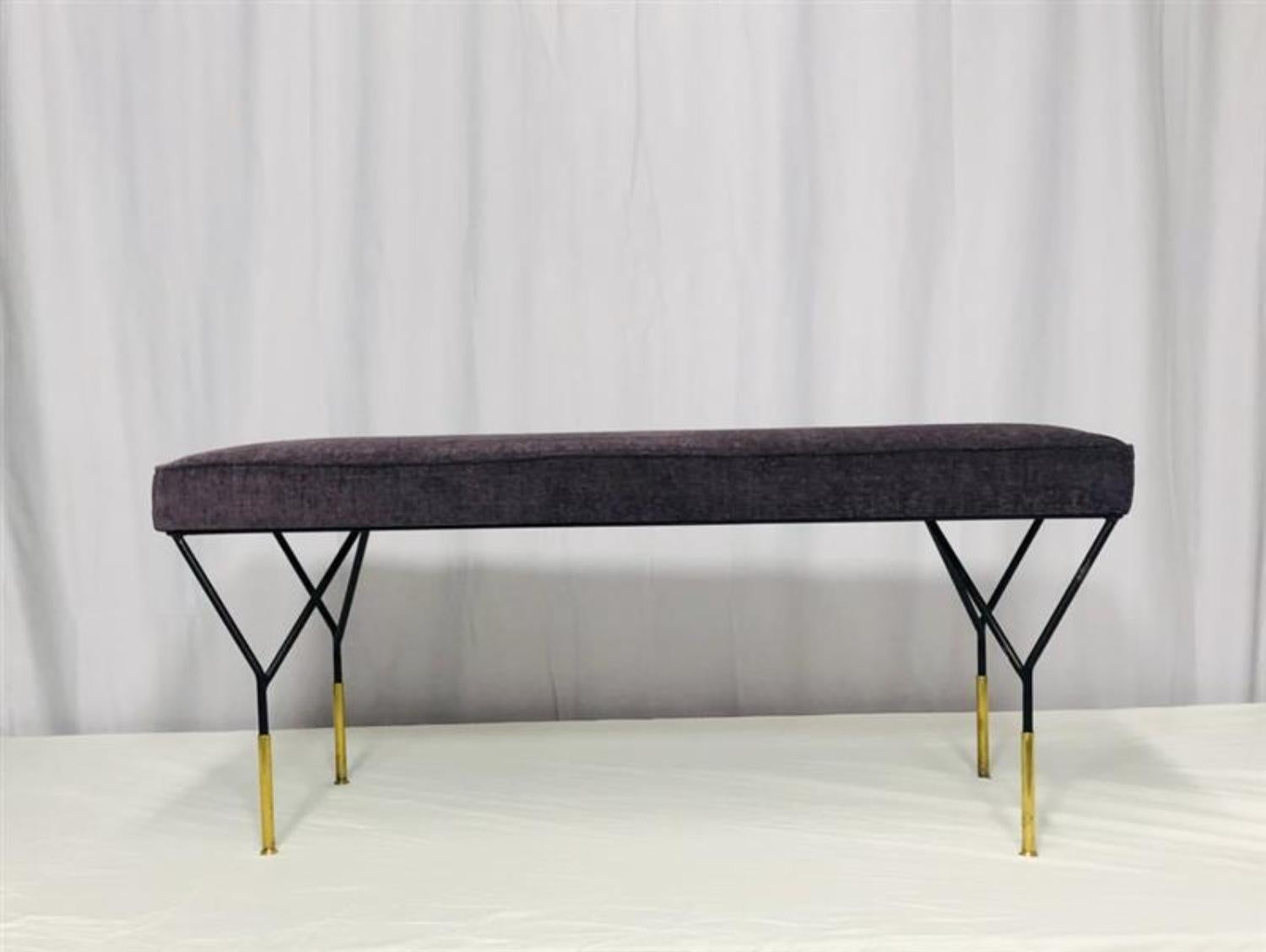 Banc italien Elegant dans le style de Carlo de Carli.
Structure en fer laqué noir avec pieds à embouts en laiton entièrement remis à neuf, excellent état avec une assise violette nouvellement tapissée. 
Prix à l'unité 
Paire disponible
