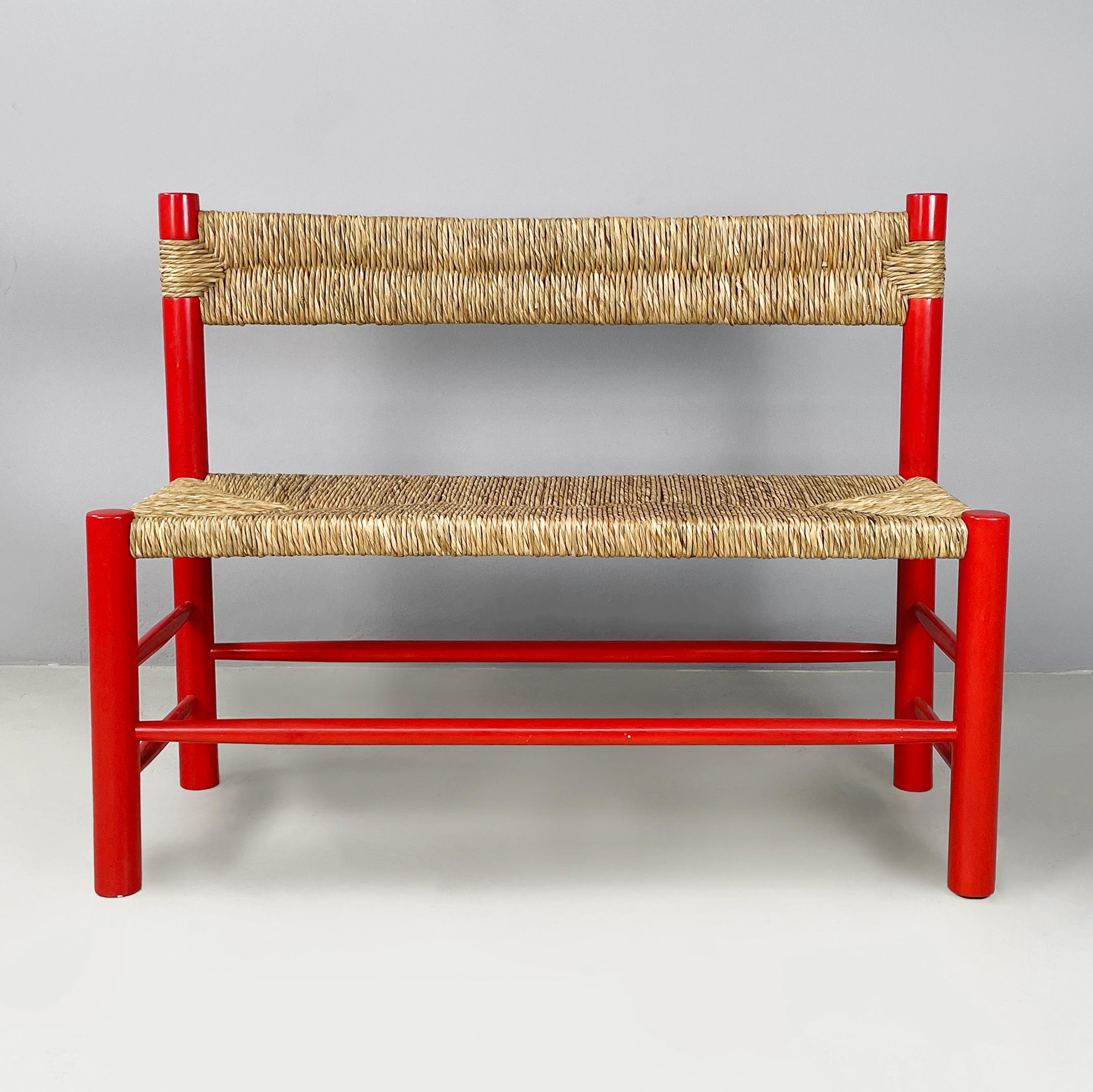 Panchina italiana di metà secolo in legno rosso e paglia, anni '70
Panchina con seduta rettangolare e schienale in paglia intrecciata. La struttura e le gambe a sezione circolare sono in legno verniciato rosso.
1970s
Buone condizioni. Parzialmente