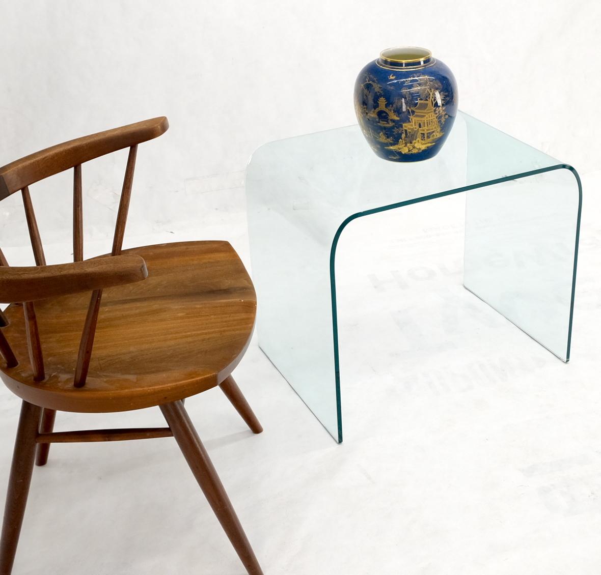 Support de table d'extrémité en verre plié italien moderne du milieu du siècle dernier en vente 1