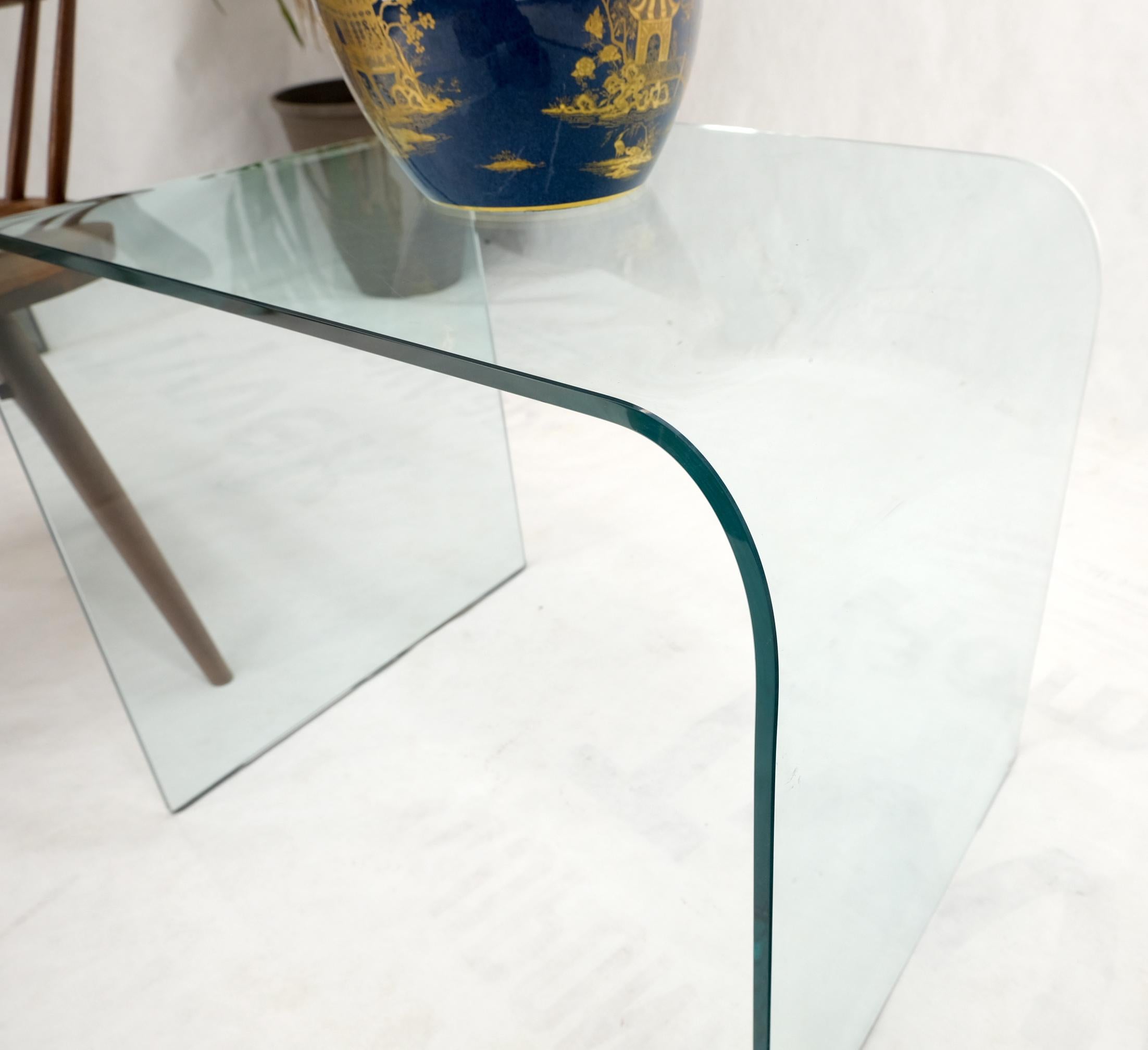 Support de table d'extrémité en verre plié italien moderne du milieu du siècle dernier en vente 2