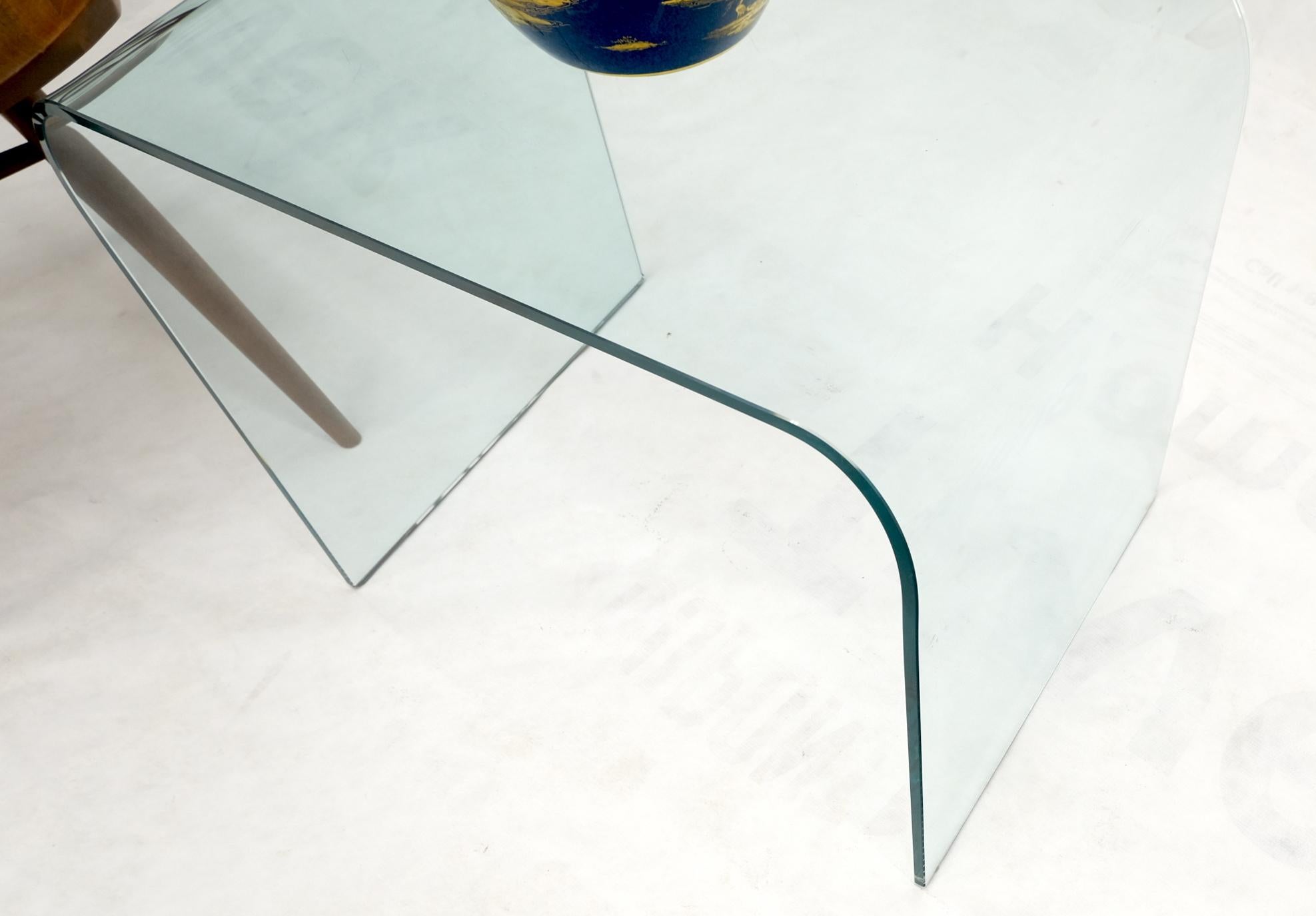 Support de table d'extrémité en verre plié italien moderne du milieu du siècle dernier en vente 3