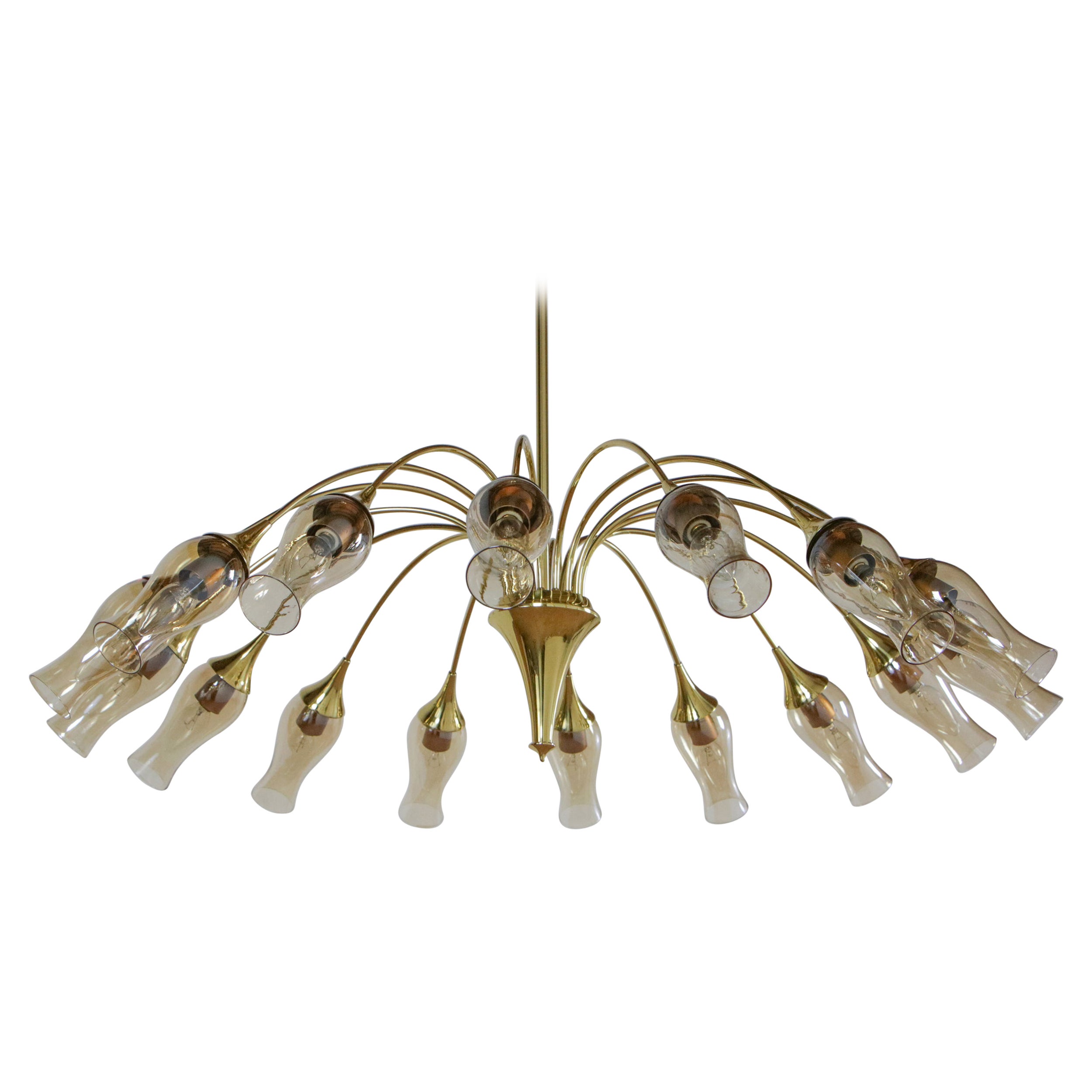 Bellissimo lampadario italiano in vetro di Murano, realizzato in ottone e alluminio verniciato, 16 luci in formato E14, color ambra. Questo lampadario ha un impatto scenico davvero spettacolare, grande qualità esecutiva, splendido e raffinato vetro
