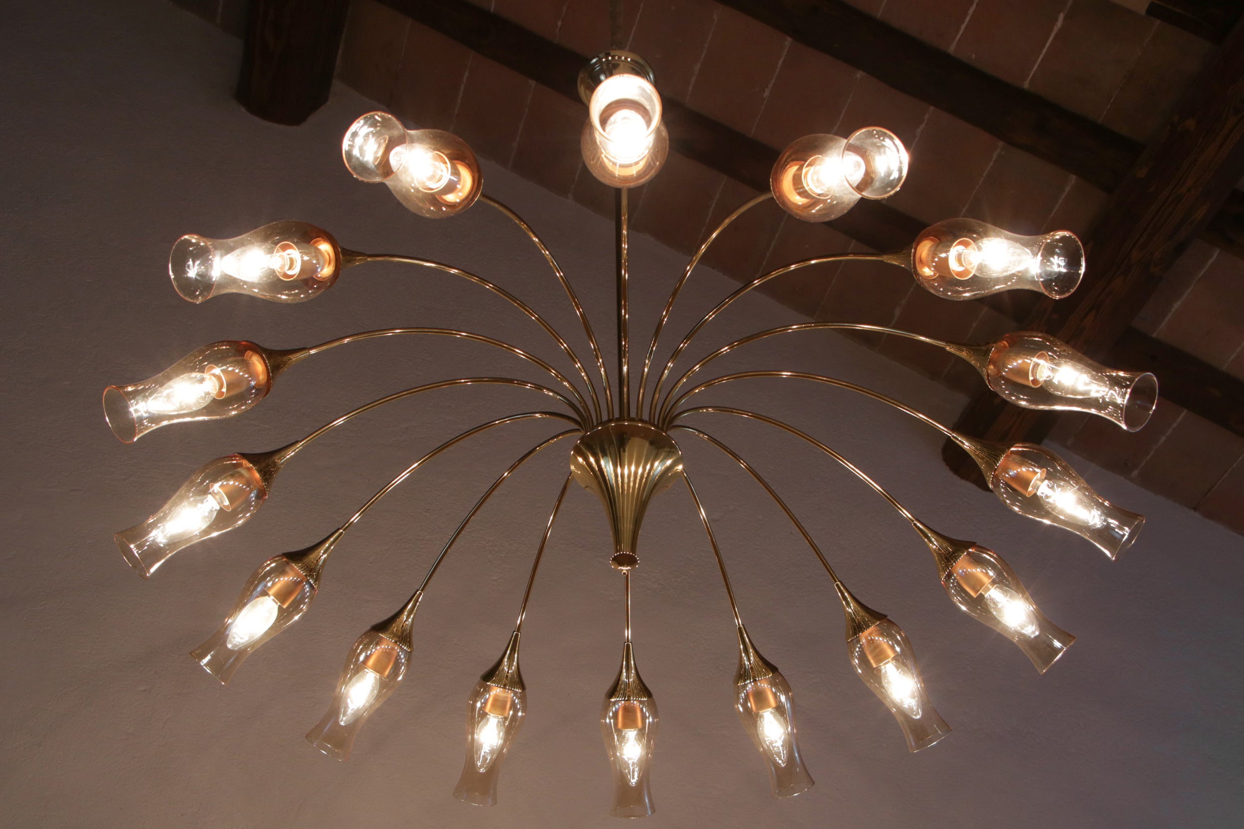 Lampadario italiano Mid-Century Modern in vetro di Murano a forma di grande ragno, colore oro, anni '50 in vendita