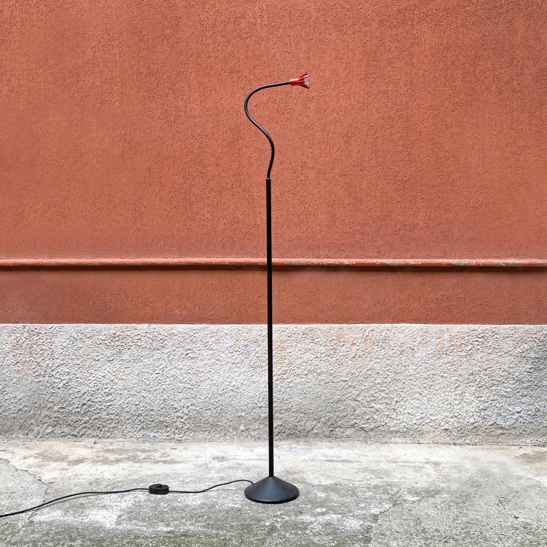 Italian Mid-Century Modern Black and Red Metal Floor Lamp by Tronconi, 1980s In Good Condition For Sale In MIlano, IT