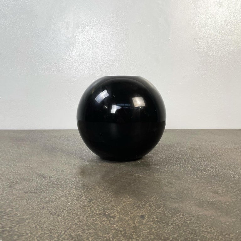 Italian Mid-Century Modern Black ceramic spherical vase, 1980s
Spherical vase in black ceramic. Croff label on the back
1980s.
Very good conditions.
Measurements in cm 22 x 22 H.