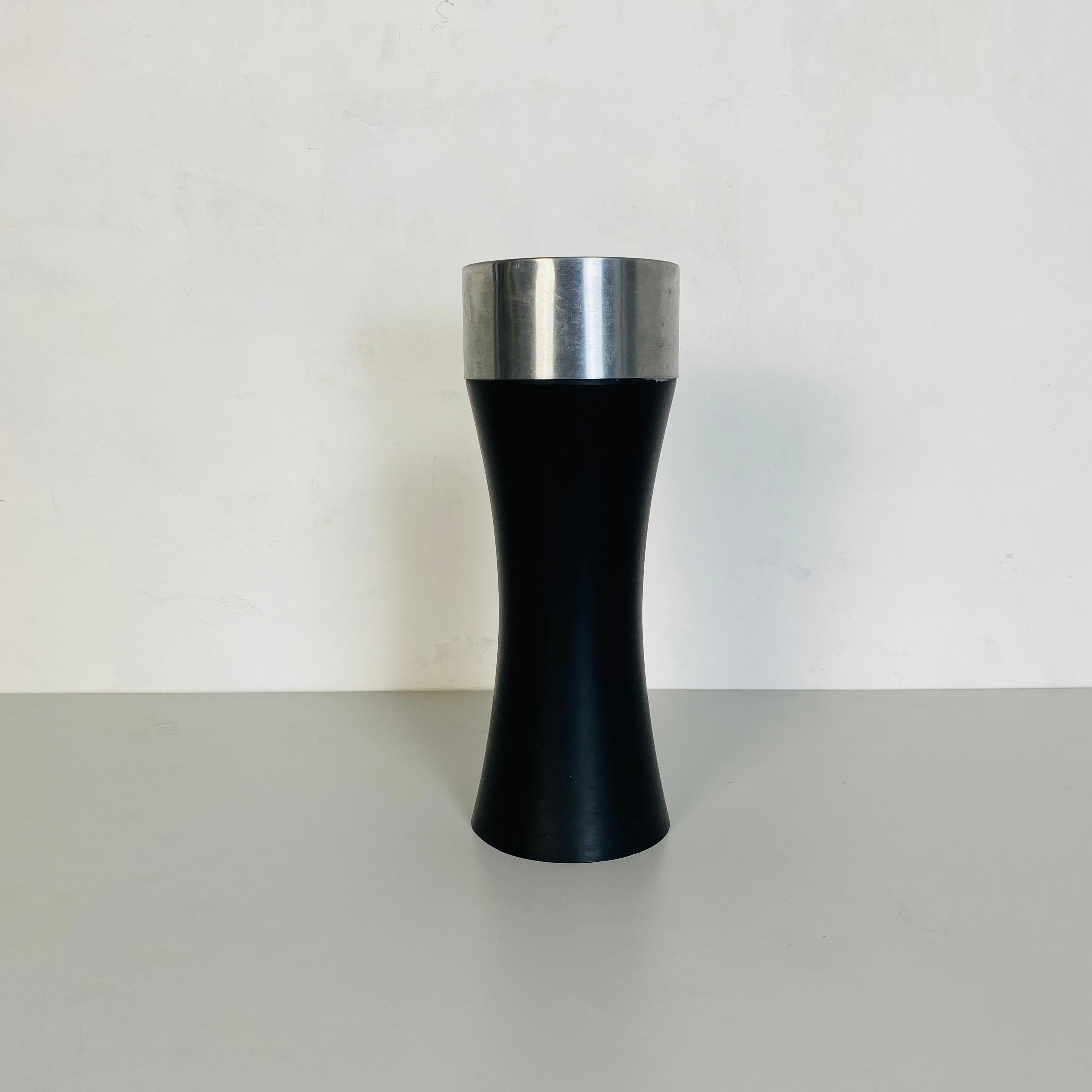 Italian Mid-Century Modern floor steel ashtray, 1970s.
Floor ashtray with metal base painted in matt black and ashtray in brushed steel.
This hourglass shape give a fantastic design to this ashtray.
The tipycal black color is perfect for every